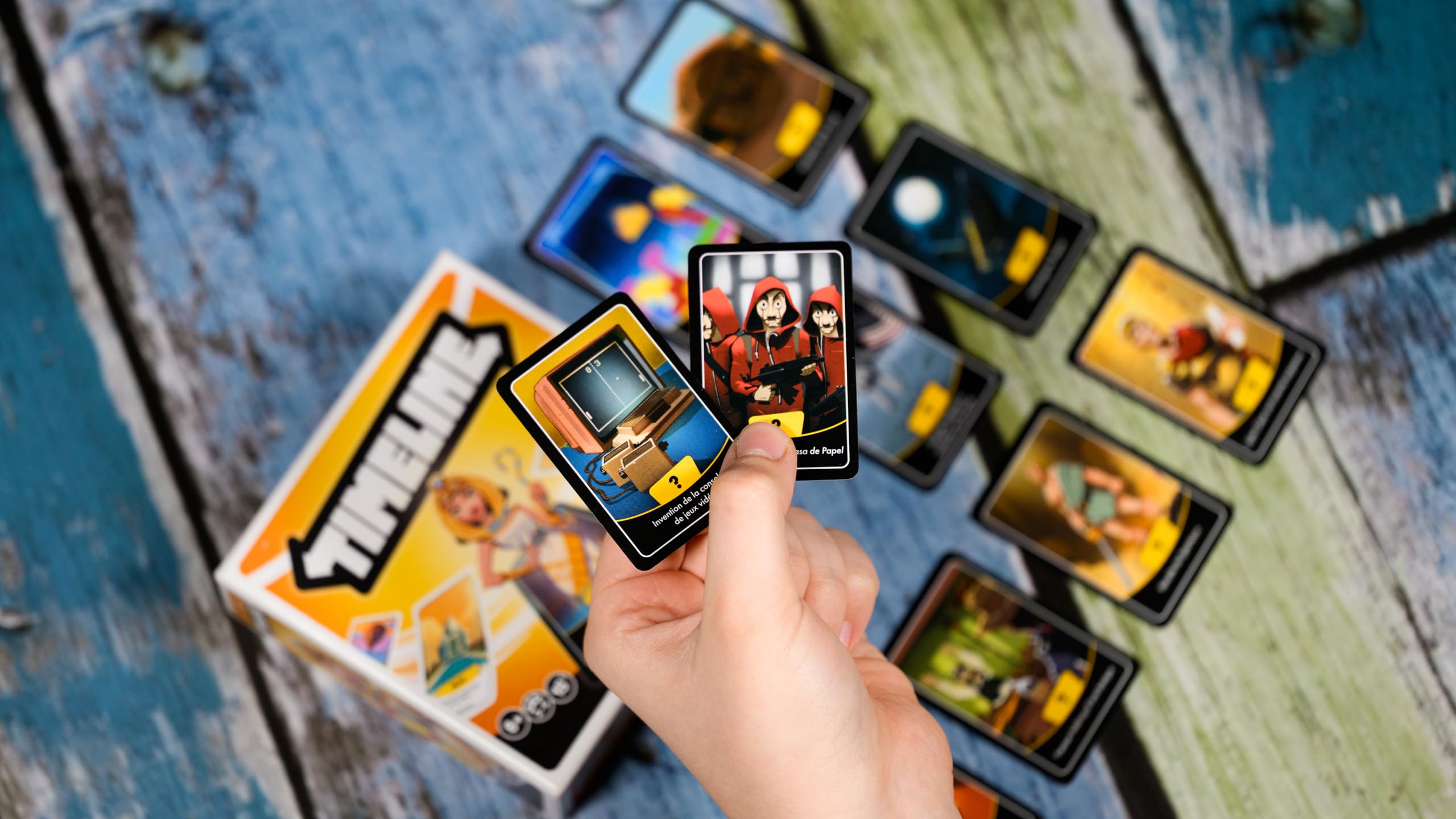 Asmodee Timeline Card Game (aggiornamento 2025) - Divertente gioco educativo di storia e curiosità per famiglie e amici, luogo eventi in ordine cronologico, età 8+, 2-6 giocatori, 15 minuti di gioco