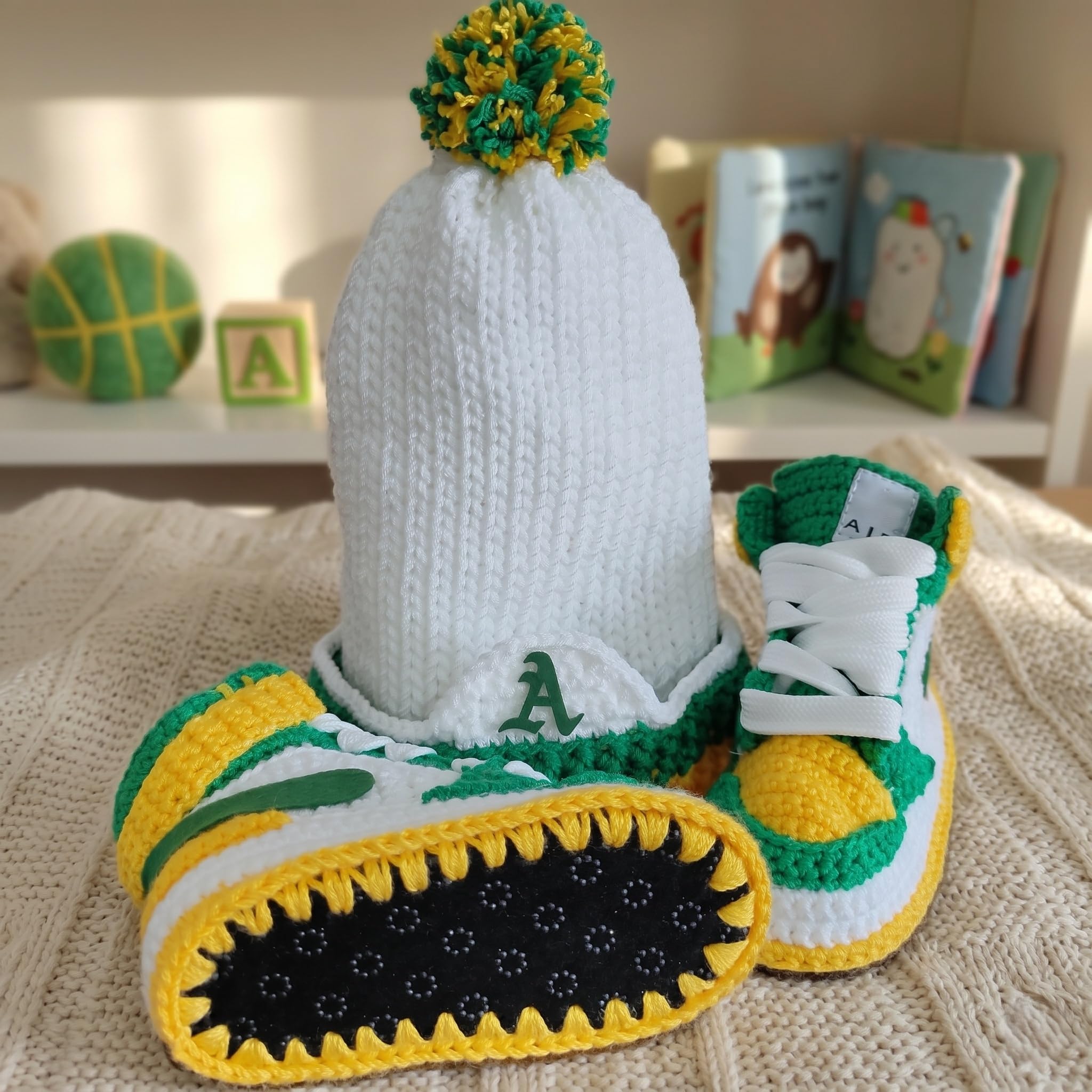 Häkel Baby Sneaker Booties Mützen Set, Jordan-Stil Grün Gelb Weiß Babyschuhe für Jungen und Mädchen, Neugeborene Kleinkinder Lauflerner, 0-3M 3-6M 6-9M 9-12M, Geschenk zur Geburt