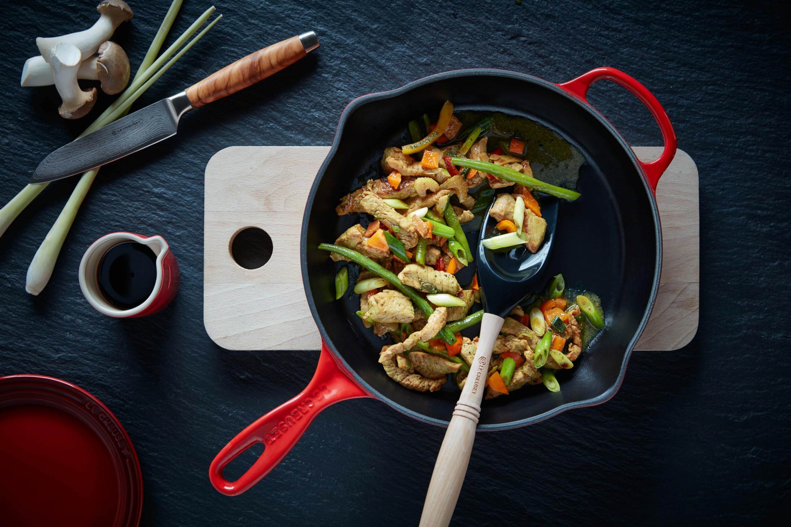 Le Creuset Skillet profond en fonte émaillée Signature avec poignée d'assistance et deux becs verseurs, 26 cm, 2 litres, Cerise, 20187260600422
