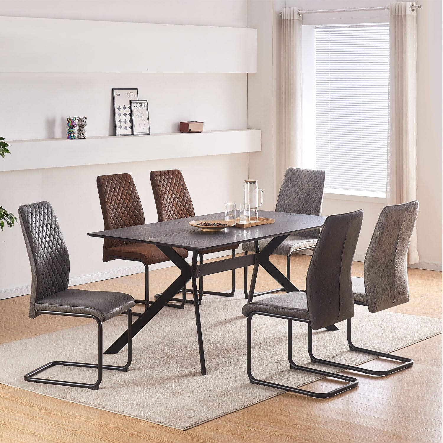 B&D home® Esszimmerstühle Theo 4er-Set – gepolsterte Freischwinger mit Rautensteppung, Wildlederoptik Braun, ergonomische Sitzfläche, schwarzes Metallgestell, Industrial Design für Küche & Esszimmer