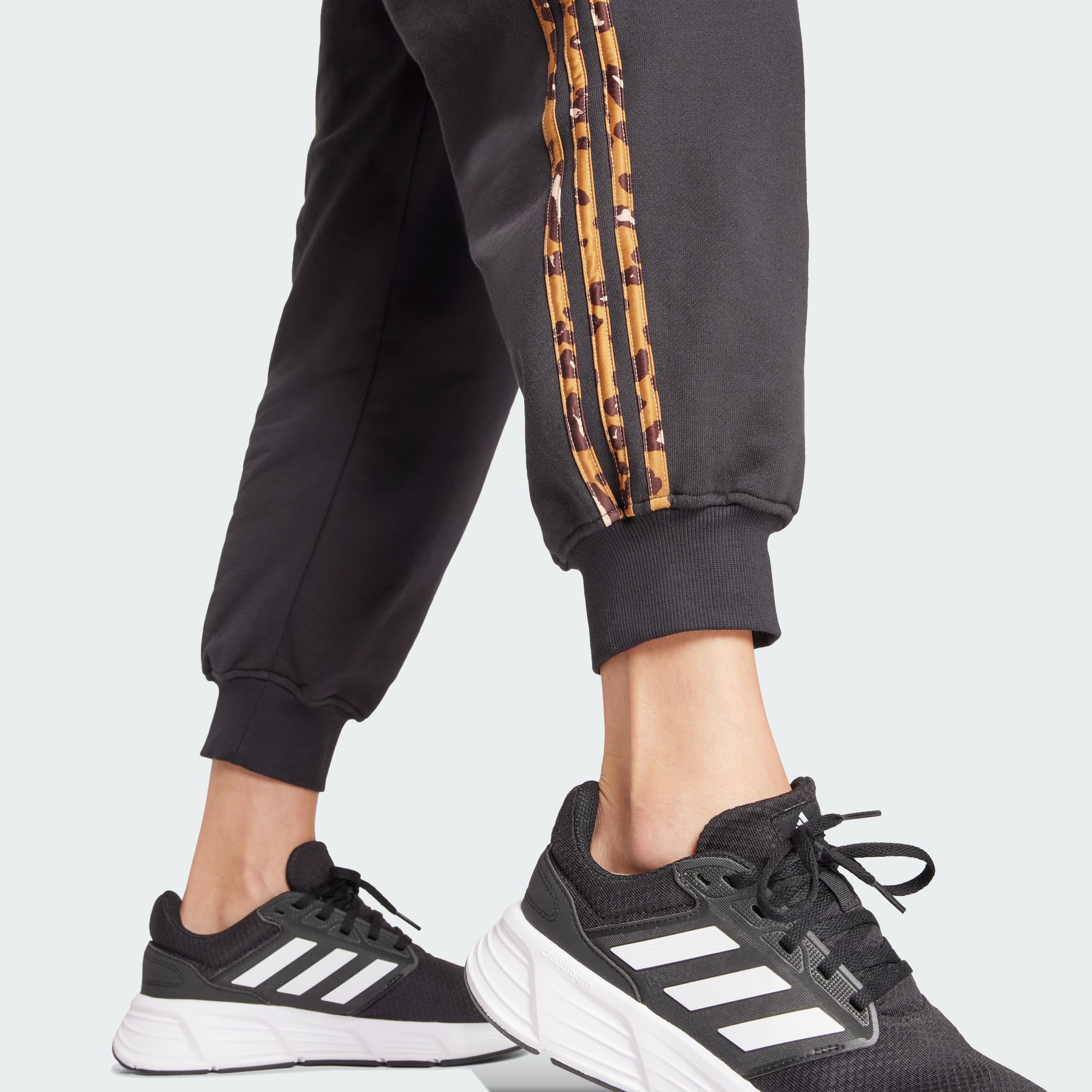 Adidas - Essentials 3-Stripes Animal-Print 7/8 Pants, Pantaloni Donna