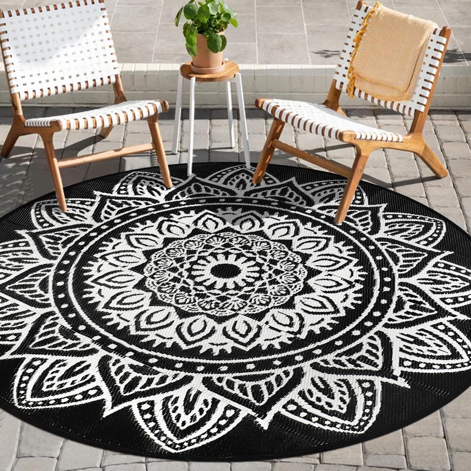 famibay Round Outdoor Rugs for Patios 5 Ft Round Outdoor Rug Waterproof Round Patio Rug Outdoor Plastic Straw Rug Lightweight Boho Outdoor Carpet Mats for Patio Backyard Camping Porch(Black/White)