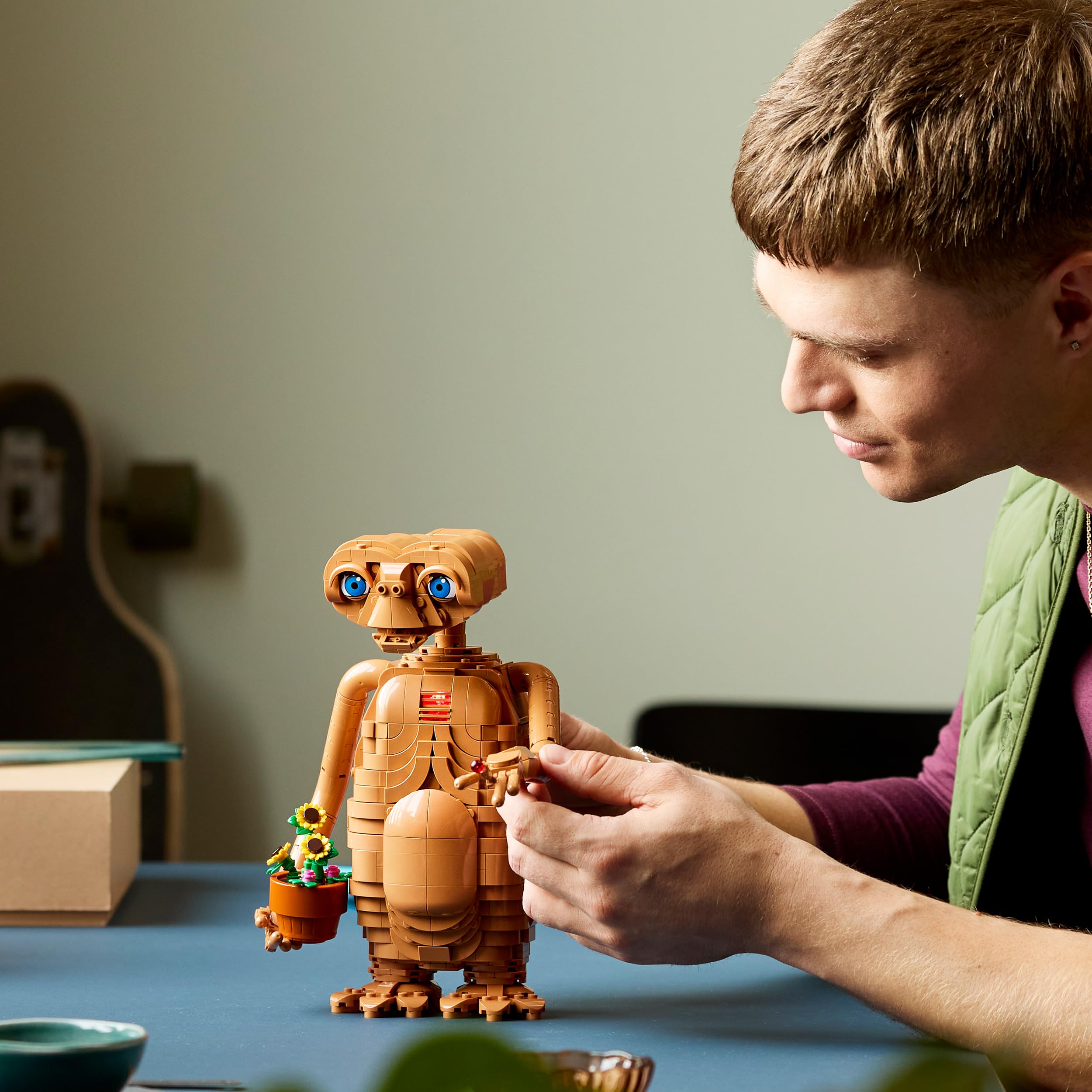 LEGO Ideas E.T. the Extra-Terrestrial - Kit di Modellismo per Adulti con Personaggio Alieno, Fiori Finti in Vaso e Mattoncino Luminoso - Regalo per gli Appassionati di Film e di Fantascienza - 21370
