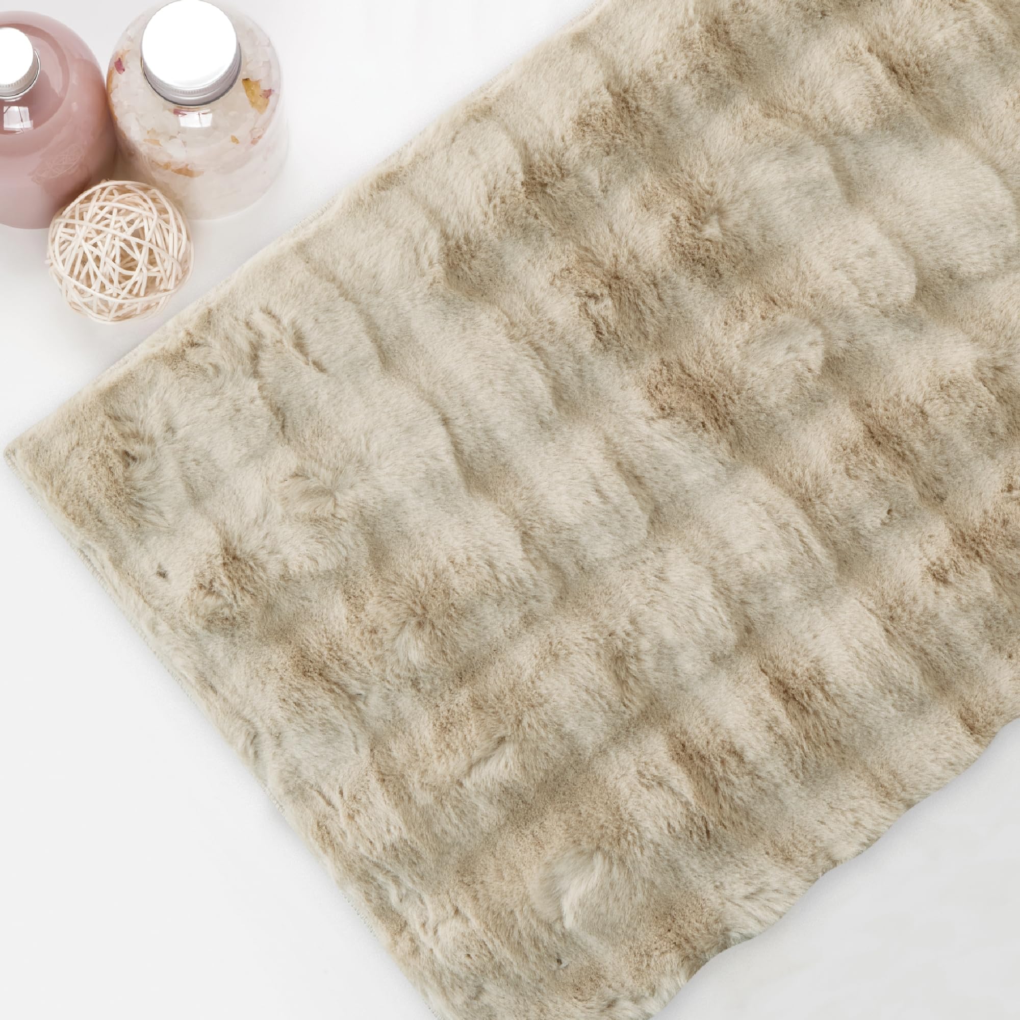 Comart - Tappeto Soffice - Tappetino da Bagno, Salotto, Camera da Letto - 45x75 cm - Lavabile in Lavatrice - Antiscivolo - Moderno - Super Peloso - Ultra Morbido - con Design a Quadrotti 3D - Beige