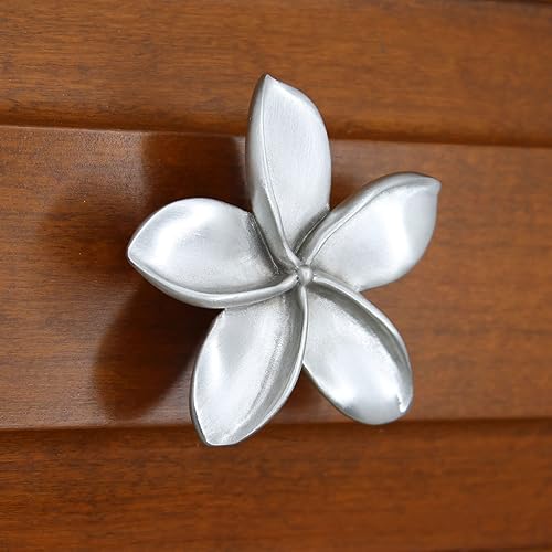 Miniatura 4 de Pomo de gabinete Plumeria (grande)  Perilla de gabinete de flores Frangipani  Colección de peltre de artista  Herrajes para cocina, dormitorio, sala