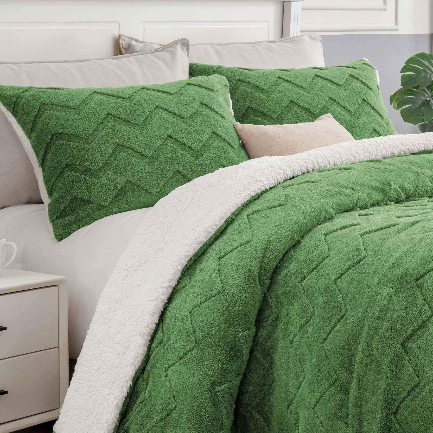 BEDELITE Fluffy Queen Comforter Set - Super Soft Sherpa Sage Green Comforter for Queen Size Bed, Luxury Warm Bedding Set for Winter, Fuzzy Bed Set 3 Pieces (1 Comforter, 2 Pillowcases)