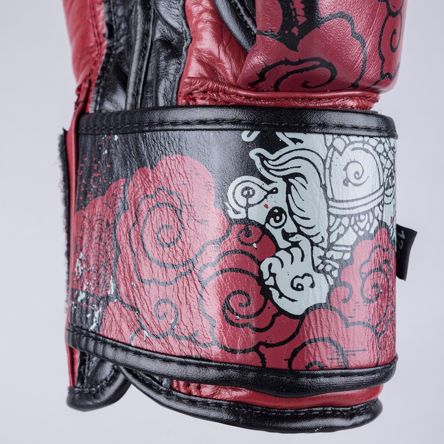 8 WEAPONS Boxhandschuhe Hanuman Yant, Schwarz-rot, Training, Sparring & Wettkampf, Leder, Perfekte Dämpfung & stabile Nähte, Handschuhe für Muay Thai, K1, Boxen, MMA und Kickboxen