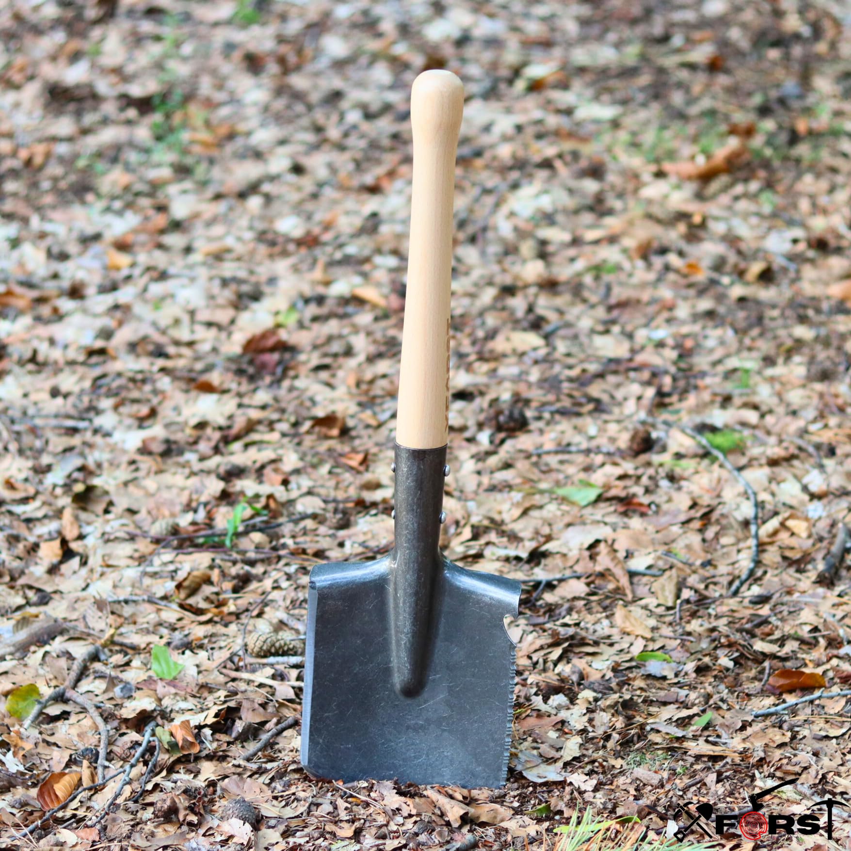 Xforst FS1 Pelle bêche de survivalisme Camping avec Manche en Bois et Housse – avec Lame en Acier Tranchante et Poignée en Bois Ergonomique, Idéale pour Le Jardin, Le Camping et la Survie