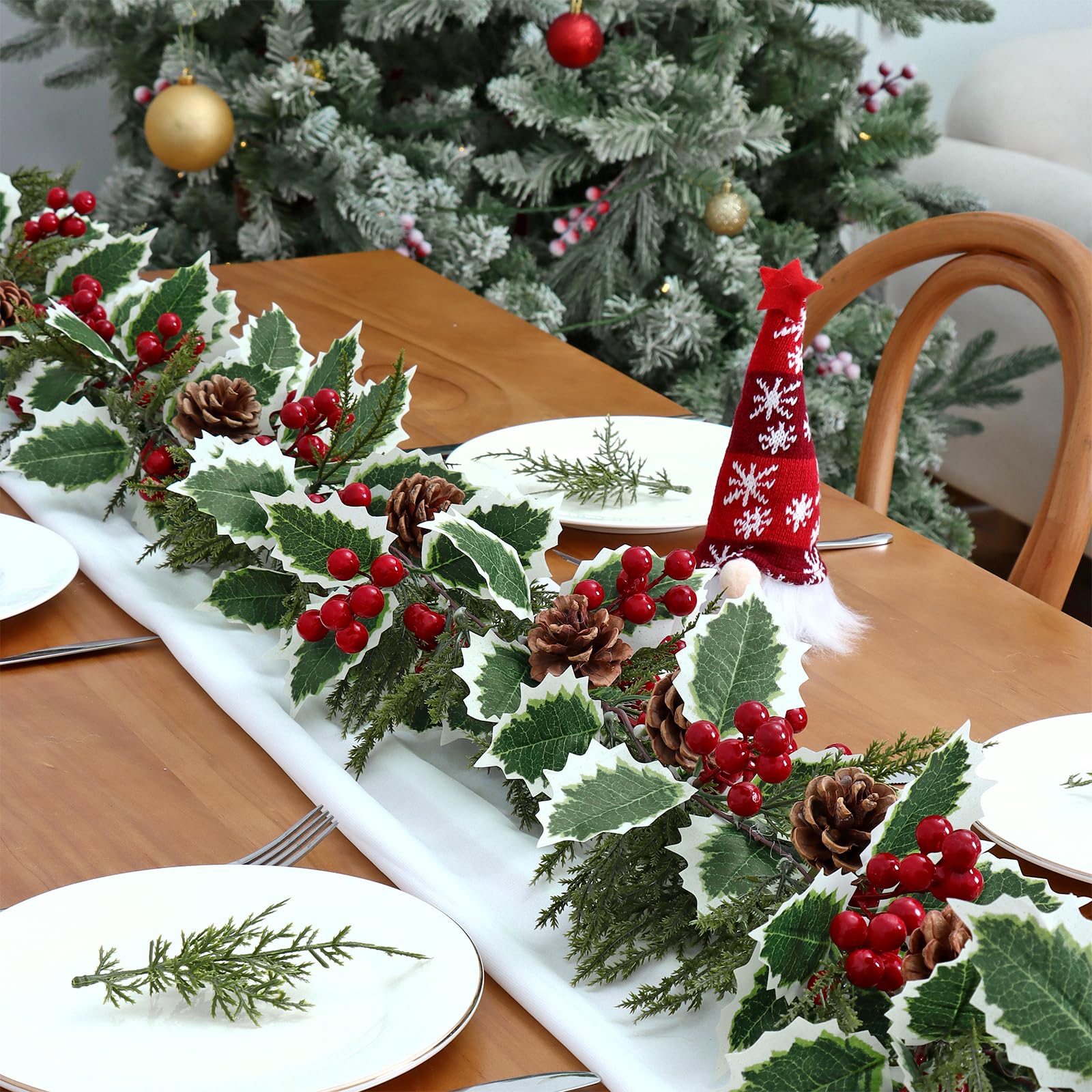 Betylifoy Lot de 2 guirlandes de Noël artificielles de 1,8 m avec aiguilles de pin, feuilles de houx en rotin avec baies rouges à suspendre pour cheminée de Noël, décoration d'intérieur (2 pièces, 1,8