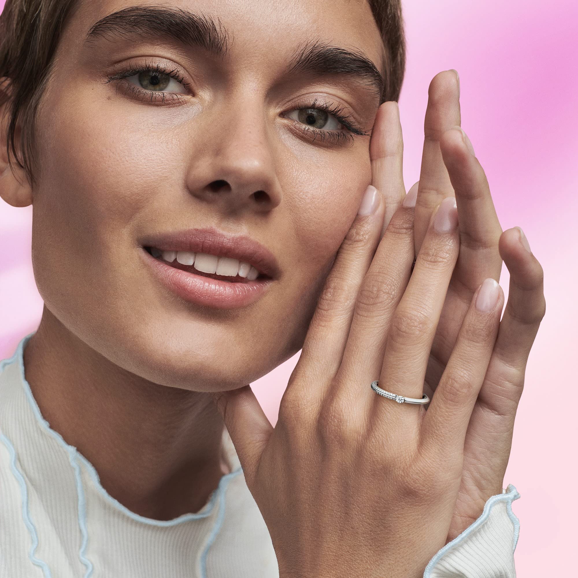 PANDORA ME Anillo de plata de ley con engaste pavé y blanco con esmalte blanco y circonitas cúbicas transparentes