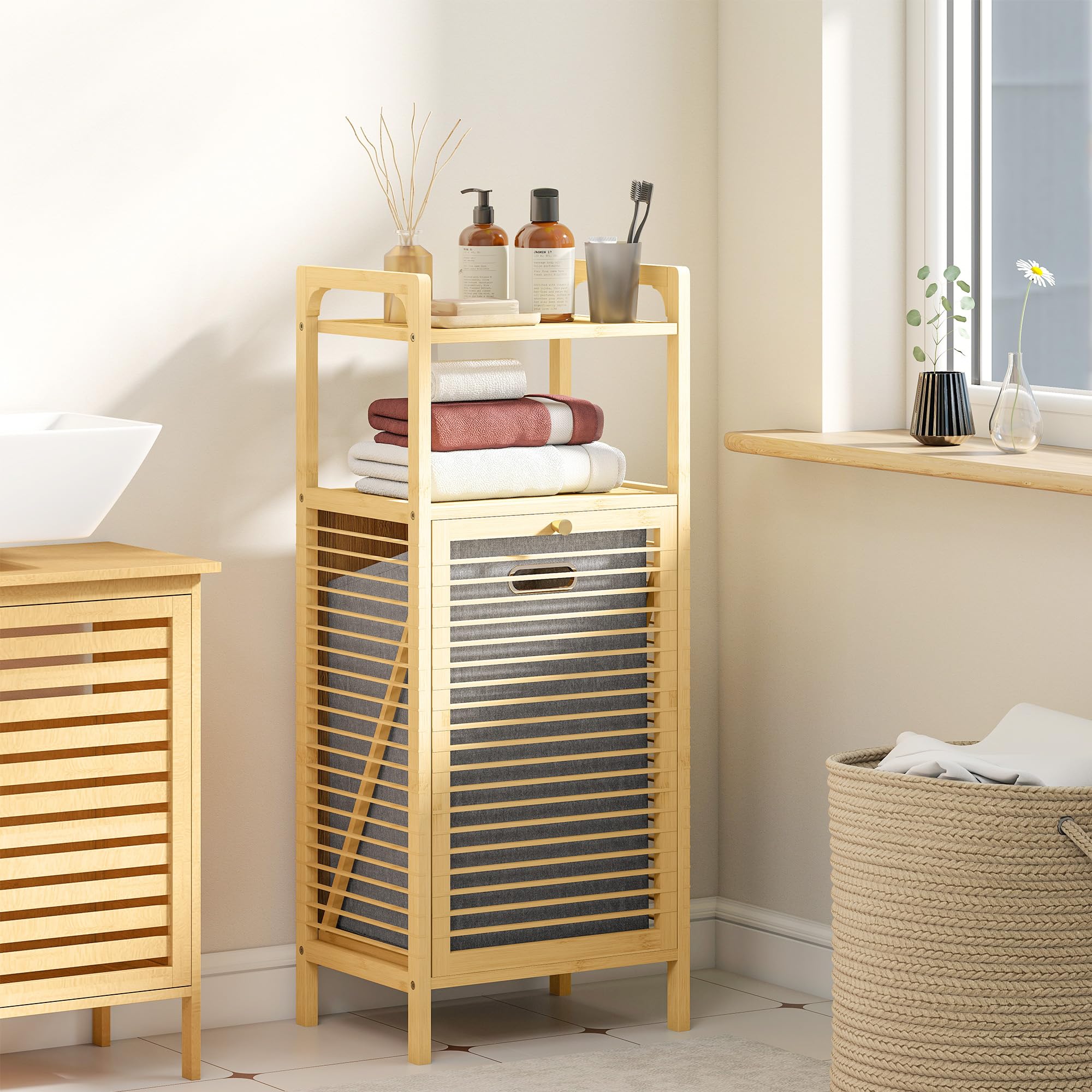 HOMCOM Meuble de Rangement à Linge en Bambou, Meuble de Salle de Bain avec étagère, Panier à Linge basculant, Porte à Lattes et Sac de Rangement Amovible, 40 x 30 x 95 cm, Effet Bois Naturel