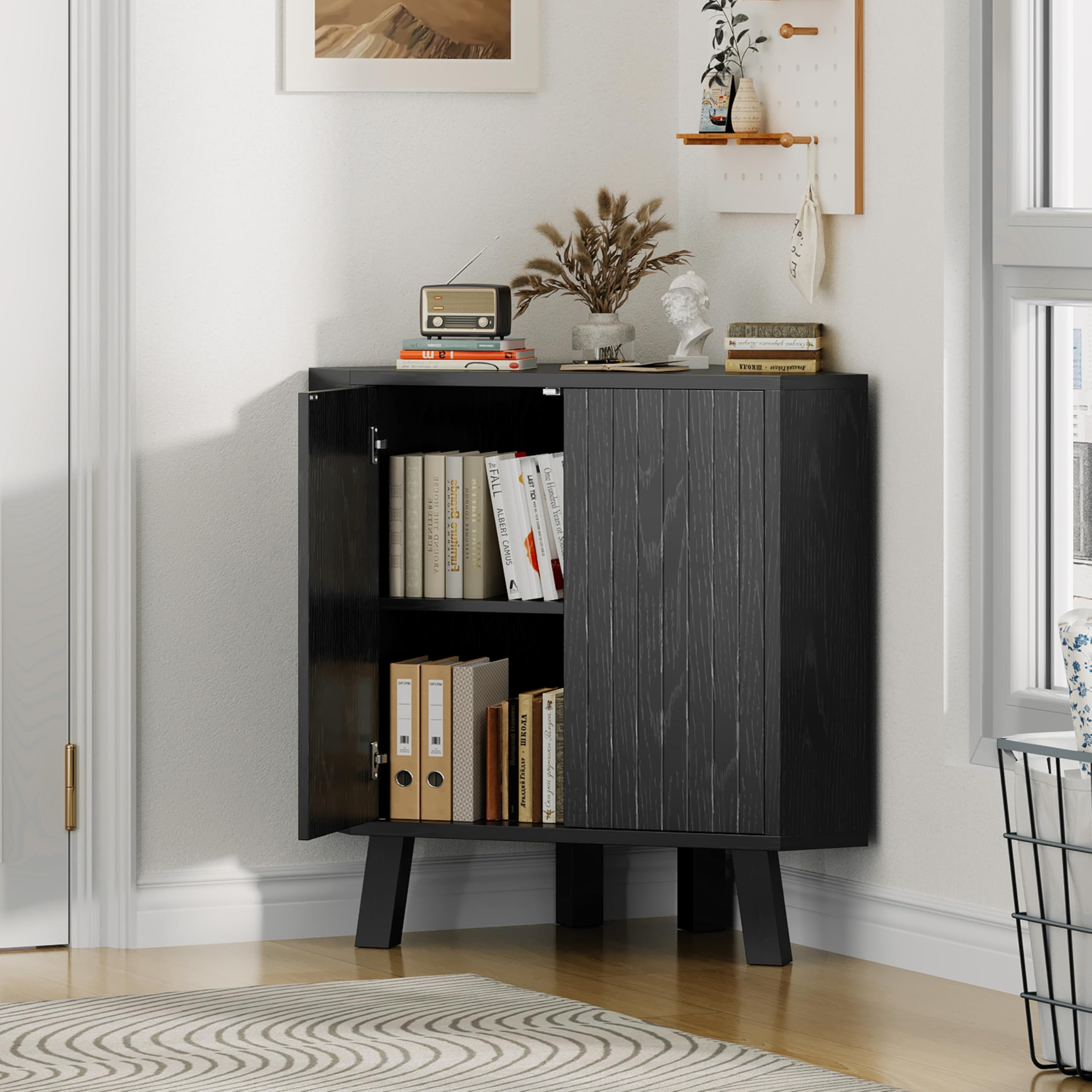 Mobiletto angolare con anta scanalata e 3 ripiani regolabili – Armadietto triangolare salvaspazio per soggiorno, cucina, bagno o camera da letto – Ideale come espositore o per stoccaggio –