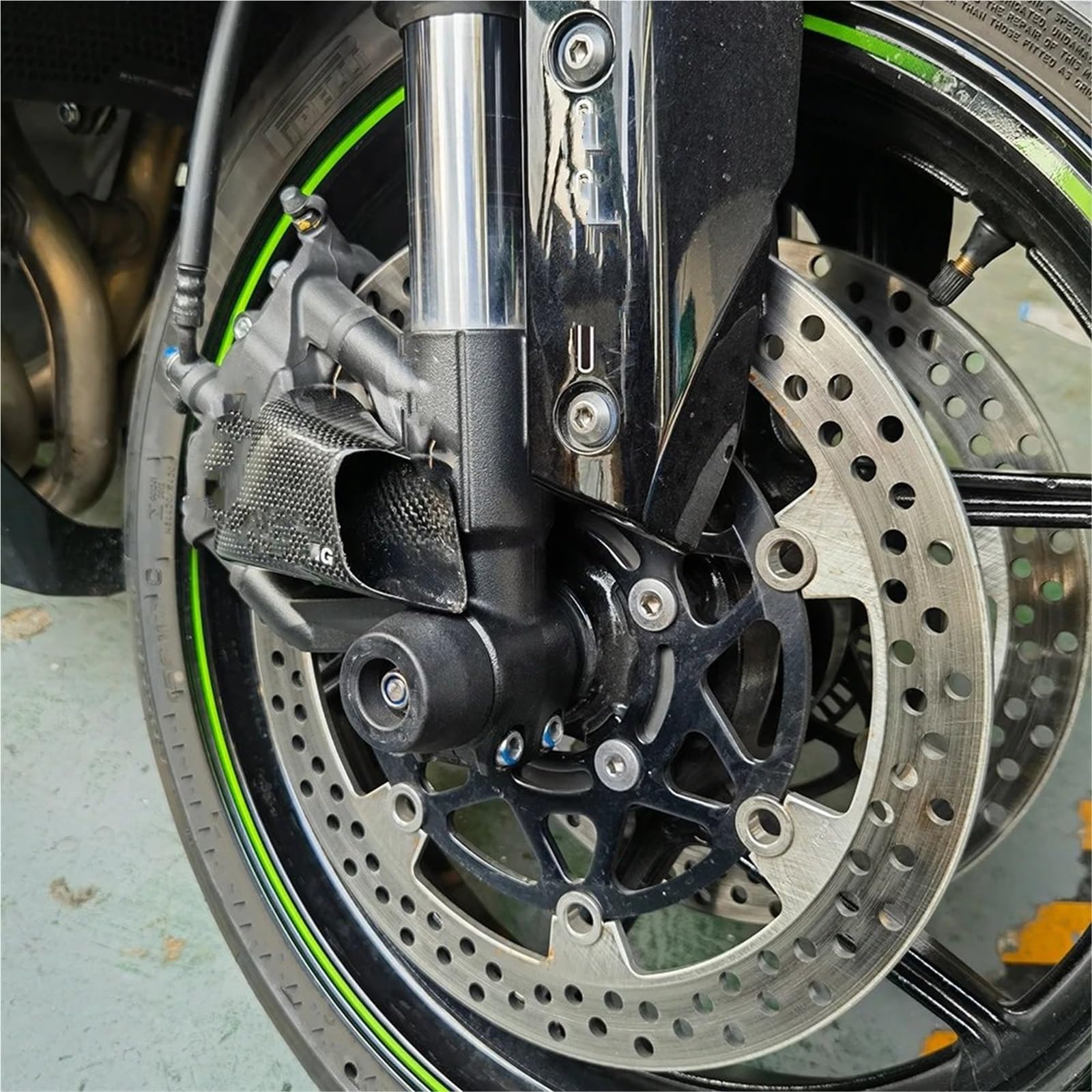 Refrigeración de pinza de freno Cubierta de radiador de fibra de carbono para pinza delantera de motocicleta,conductos de aire de refrigeración, compatible con Kawasaki Ninja ZX-6R ZX6R(Glossy)
