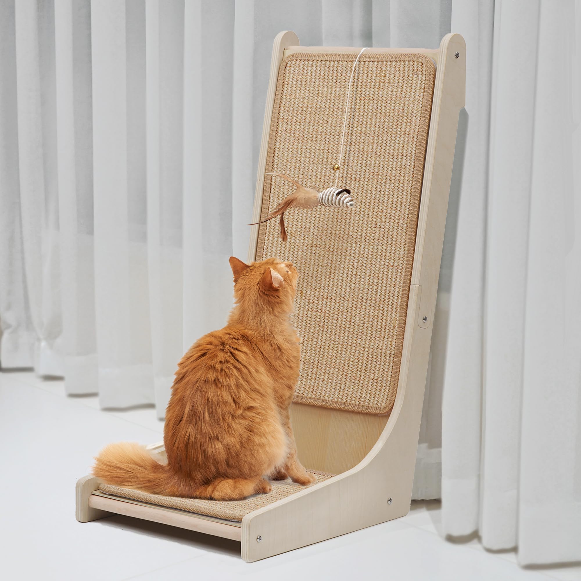 Grattatoio per gatti 105°, Tappetino in sisal per gattini, Tavola per graffiare a forma di L per gatti da interno, Grattatoio montato a terra con giocattolo a forma di topo e erba gatta