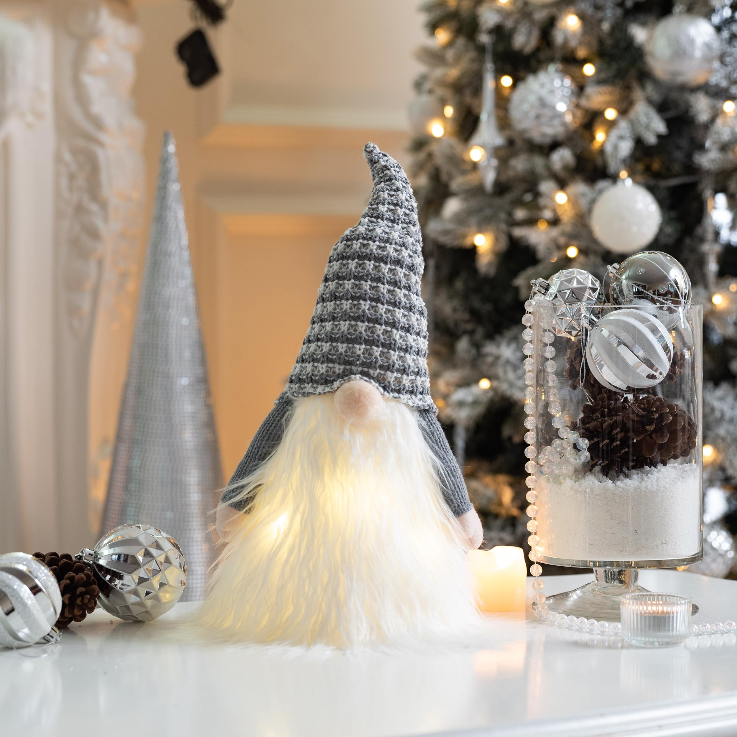 Valery Madelyn Décoration de sommet de sapin de Noël, nain nodique avec étoile grise et blanche de 41,9 cm, avec 3 lumières LED chaudes, boîte à piles minuteur (piles non incluses), parfait pour un