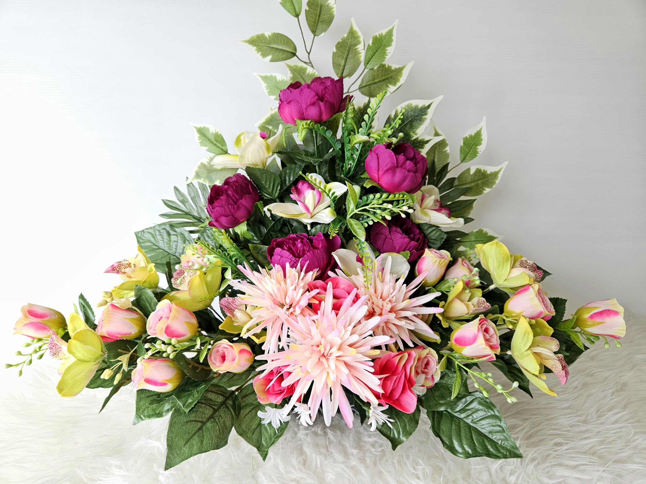 Composition de Fleurs Artificielles Lesté Ciment, pour Une Parfaite Tenue à L' extérieur. Réalisé par nos Soins, Fleurs de Qualité.
