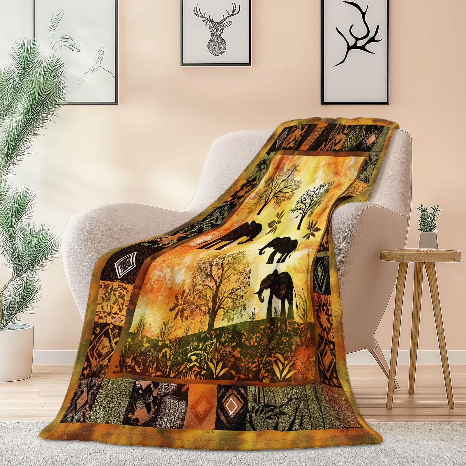 Afrikanische Safari Kuscheldecke mit Elefanten Motiv, Warme Wohndecke Gelb Orange Braun, Tribal Muster Bordüre mit Baum & Tier Design, Flauschige Flanell Decke 180×200 cm für Sofa & Bett
