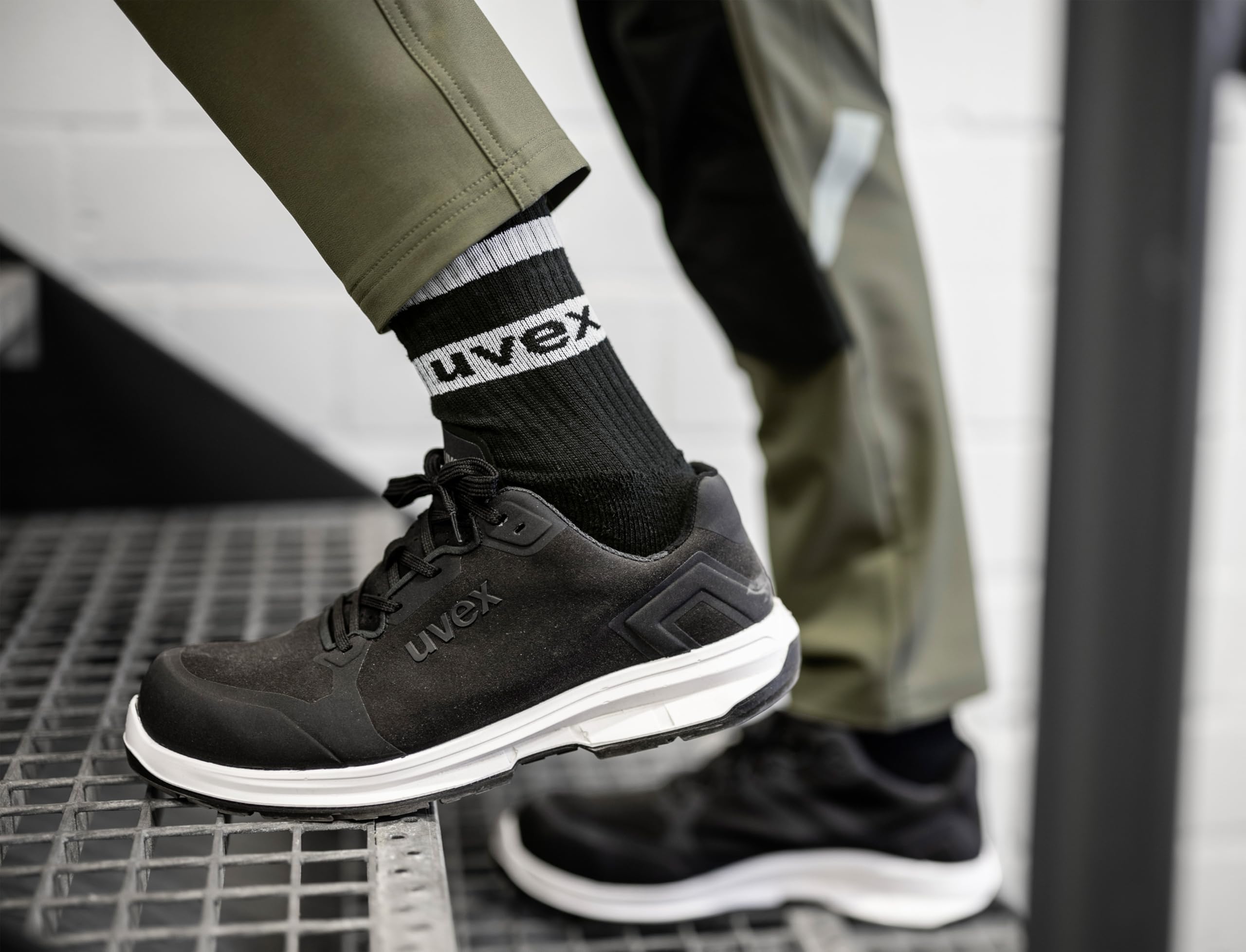 Uvex 1 Sport - Chaussures de Travail pour Hommes S3 SRC ESD - Baskets Légères de Sécurité avec Embout - Velours - Noir