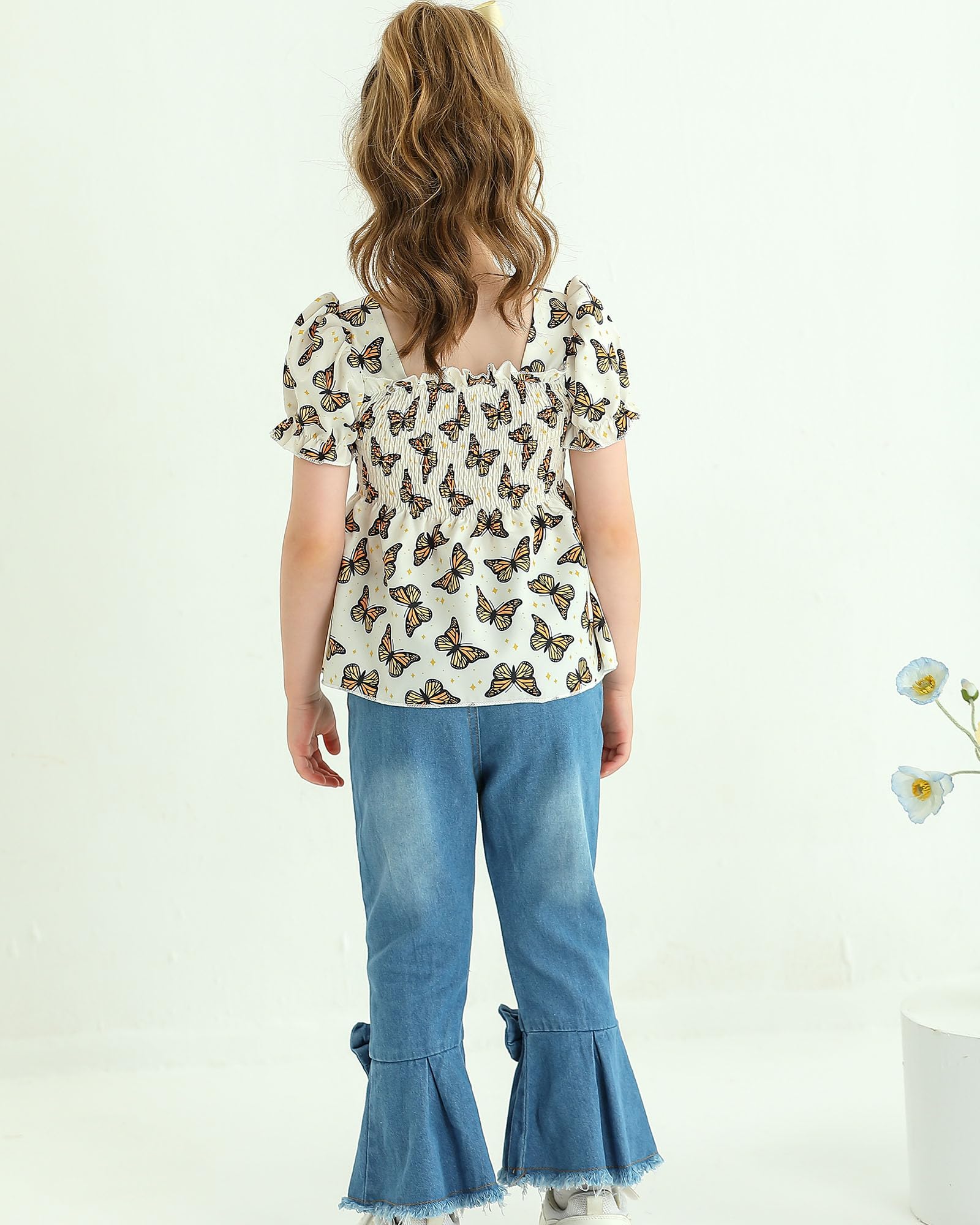 Kucnuzki Conjunto de ropa de 2 piezas para niñas pequeñas, camisa de manga corta, jeans acampanados, conjunto de ropa para niñas