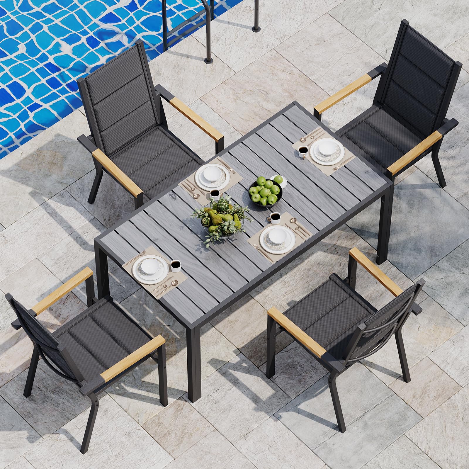 JUMMICO Set di Arredo da Giardino 4 Persone, Set di Tavolo 150 cm Design a Vena di Legno e 4 Sedie Impilabili da Esterno in Alluminio, Ideale per Cortile, Terrazza o Ai Margini della Piscina(Grigio)