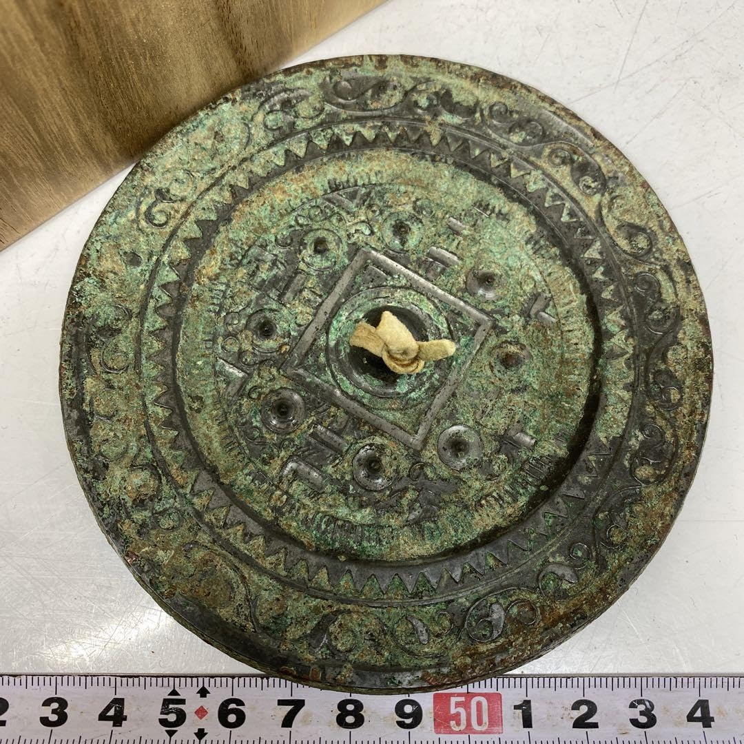 中国漢時代　本歌古銅　方格規短鏡　時代木箱付　重さ349g 東H5-0418☆ 中国漢時代本歌古銅方格規短鏡時代木箱付重さ349g 東H5-0418☆