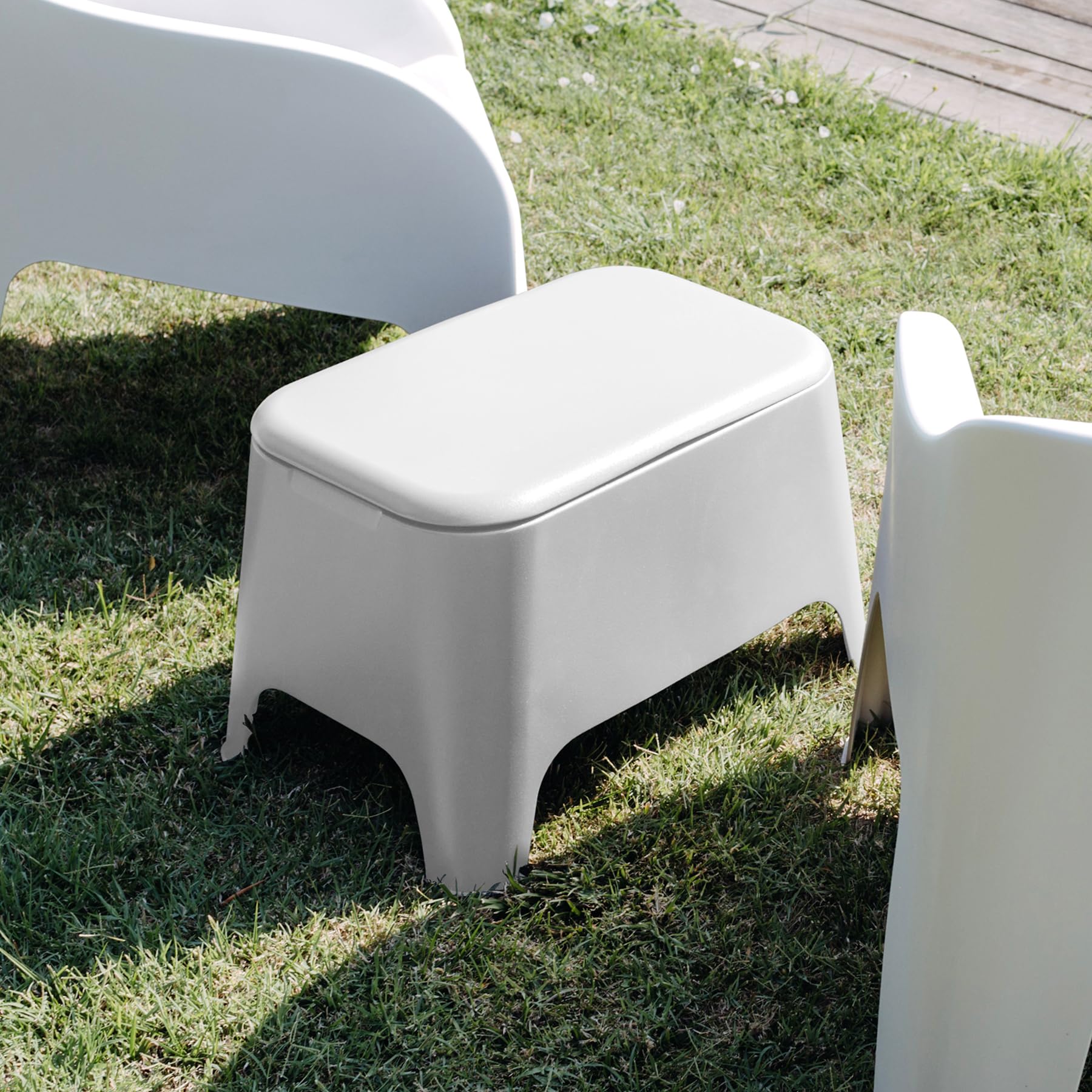 Tavolino Petra bianco 59x39x36 cm moderno con vano portaoggetti 21 litri coperchio rimovibile plastica riciclata uso esterno