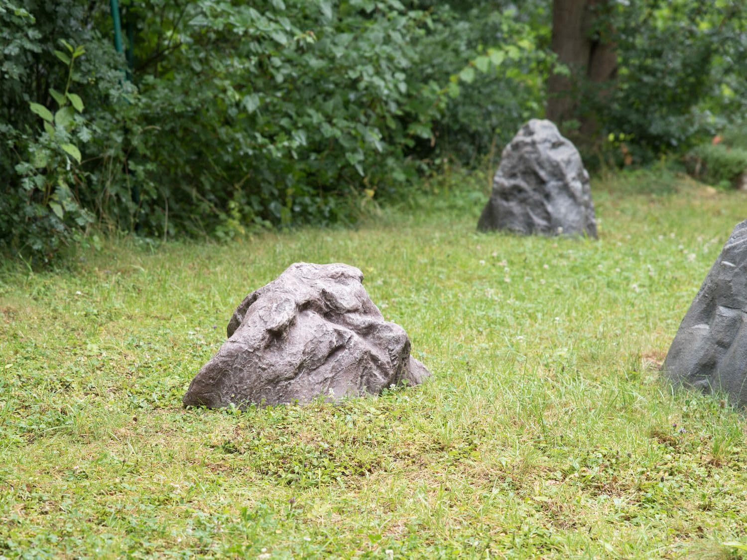 artplants.de Abdeckfelsen Sandstein Andreas, grau, 77x48x39cm, wetterfest | Kunstfelsen Attrappe