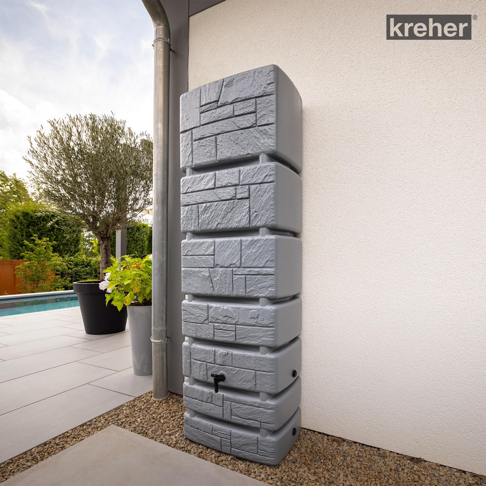 Kreher XXL Wassertonne Tower Stone 350 L, Stein-Optik (Grau) | Mit Wasserhahn und Füllautomat, schlankes Format, Maße 57,5 x 38,4 x 180 cm, robuster Kunststoff