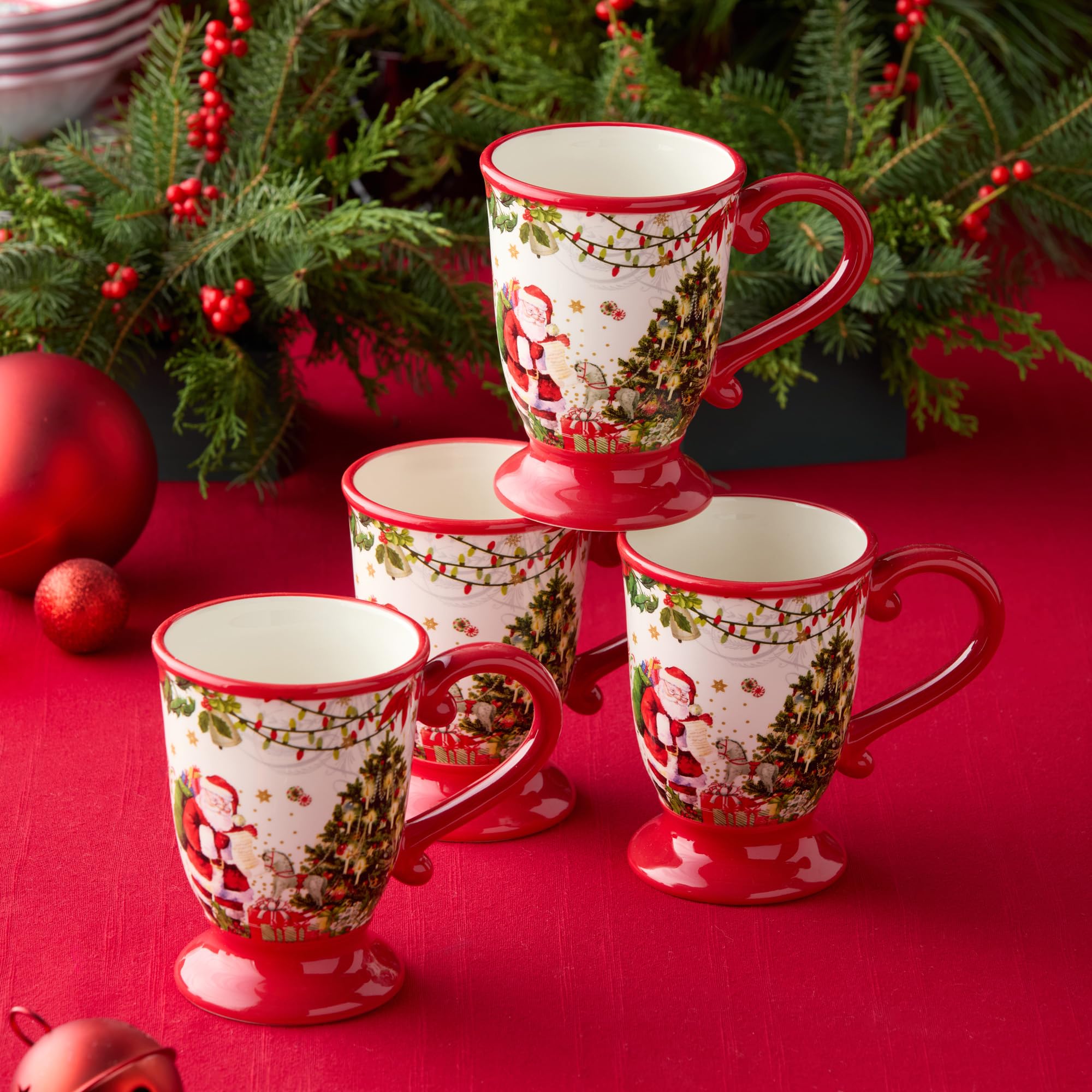 Lot de 4 tasses de livraison du Père Noël — Quatre tasses de 532 ml richement illustrées dans le style livre d'histoires de Noël de la collection, parfaites pour chaque gorgée chaude de la saison.