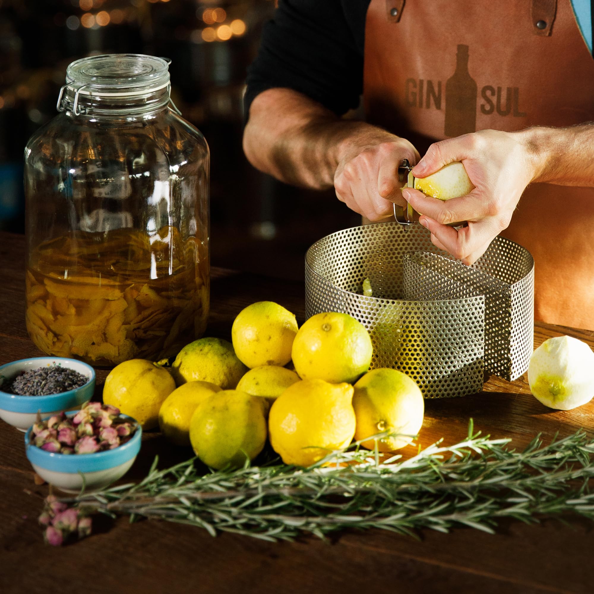 Gin Sul – 1 x 3l Distilled Dry Gin made in Hamburg 43% Vol., Doppelmagnum mit Metall Ausgießer als Geschenk, Aromen von Wacholder & Zitronen aus Portugal | Aromen von Wacholder & Zitronen aus Portugal