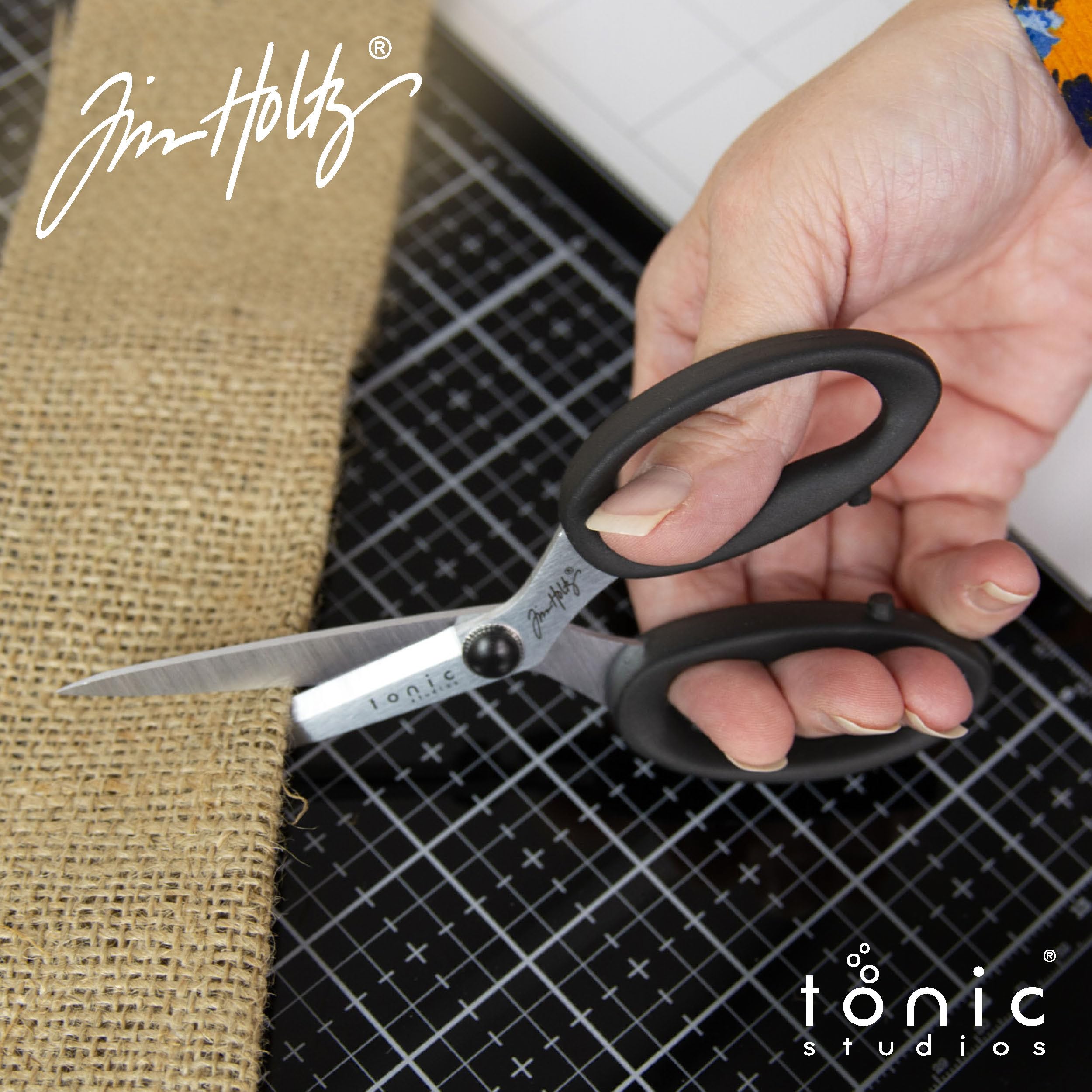 Tonic Studios - Paquete de tijeras de mercería Tim Holtz - Incluye tijeras recubiertas de titanio de 5 y 6 pulgadas con latas de almacenamiento estampadas