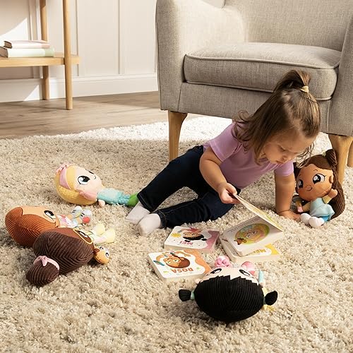 Miniatura 5 de YumiAmi - Muñeca de felpa suave, Kiarra, muñeca de trapo educativa, incluye libro de tablero de aprendizaje temprano, juguetes preescolares