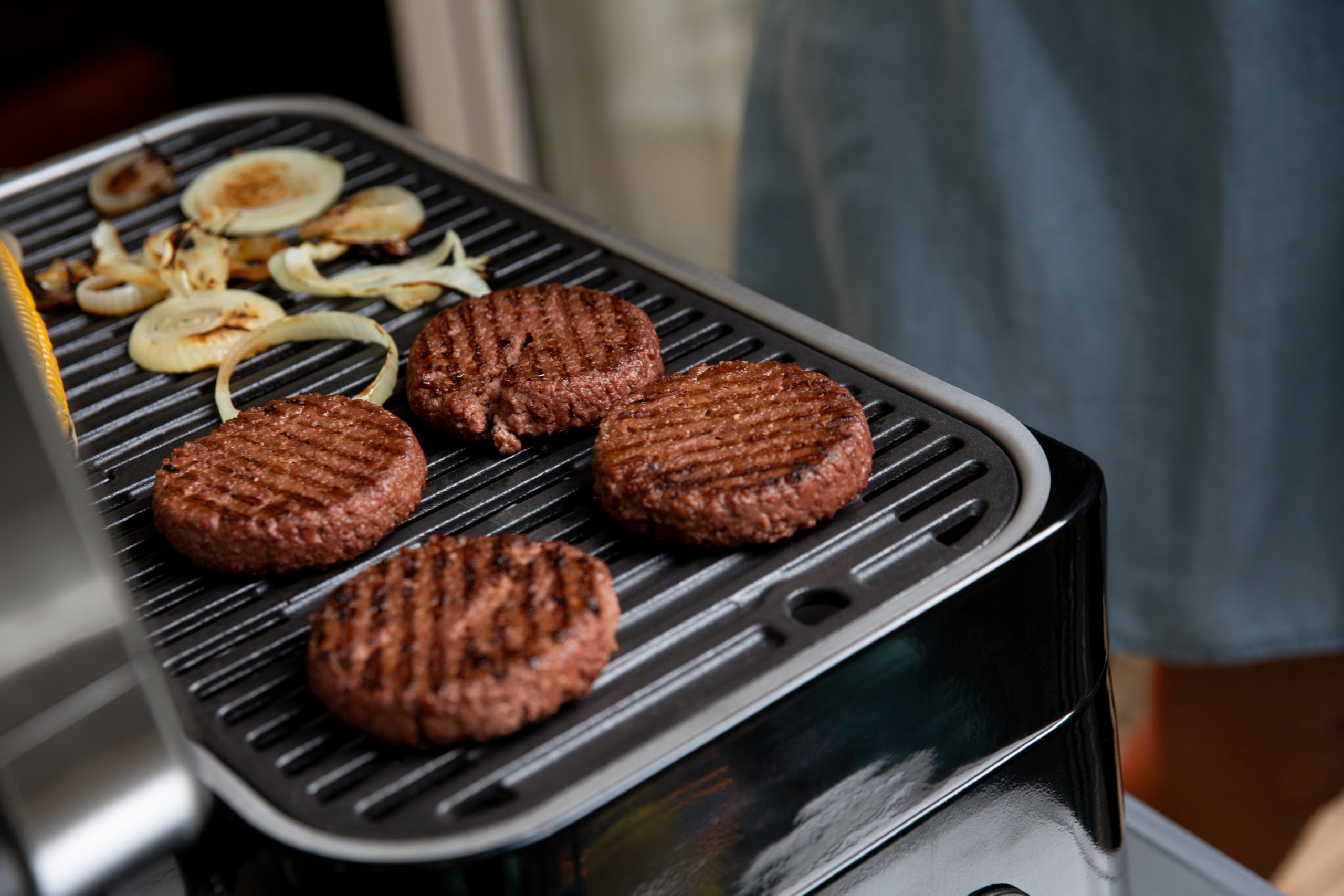 CAMPINGAZ Attitude2go Barbecue à gaz avec couvercle portable pour balcon, barbecue de camping avec thermomètre et grill en fonte, fonctionne avec des bouteilles de gaz standard