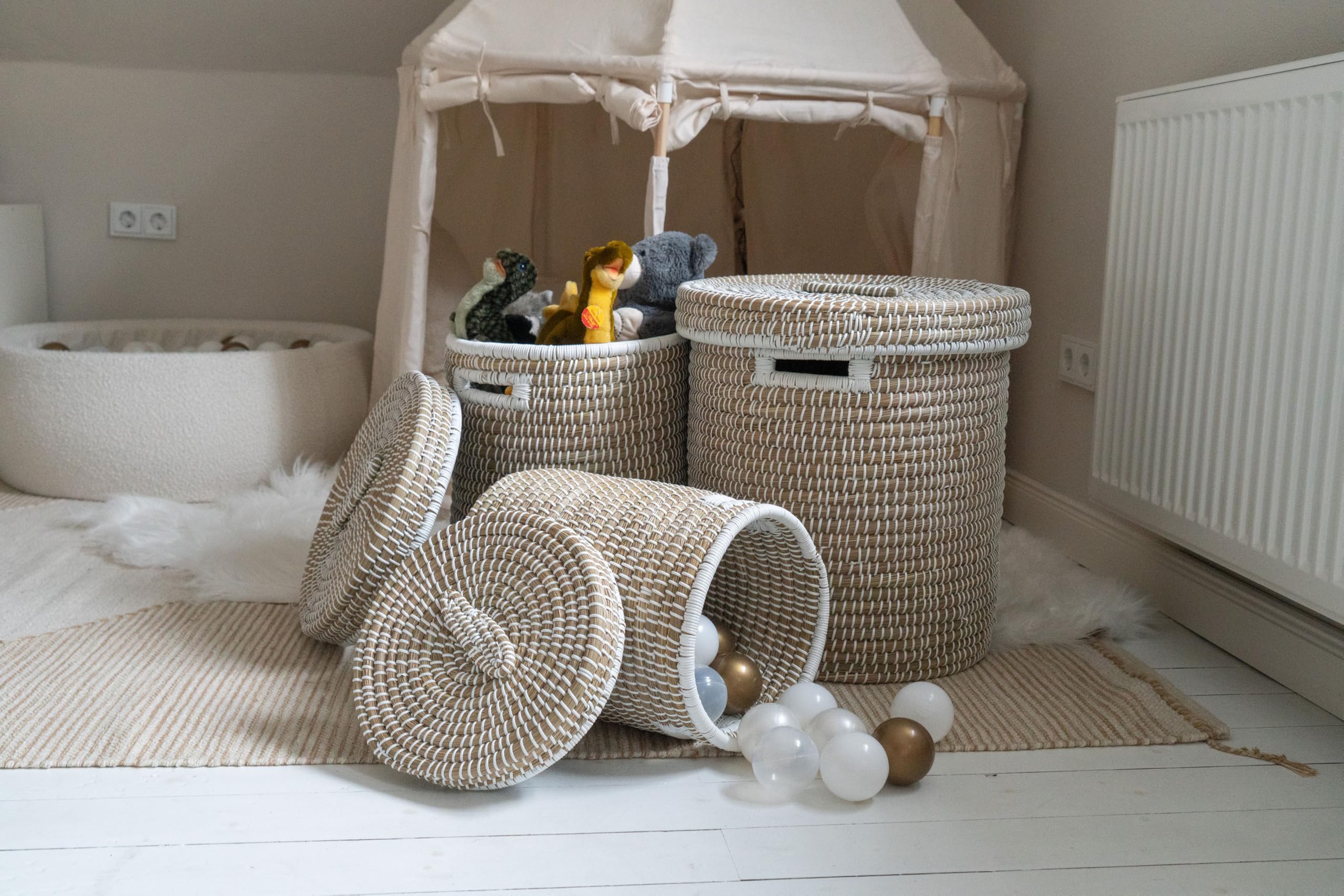 Decorasian Wäschekorb mit Deckel aus Seegras – Bast Wäschesammler geflochten, rund & groß – 3er Set oder Einzeln – Boho Korb für Wäsche, Spielzeug & Decken – Nachhaltig & Robust, 45cm x 48cm