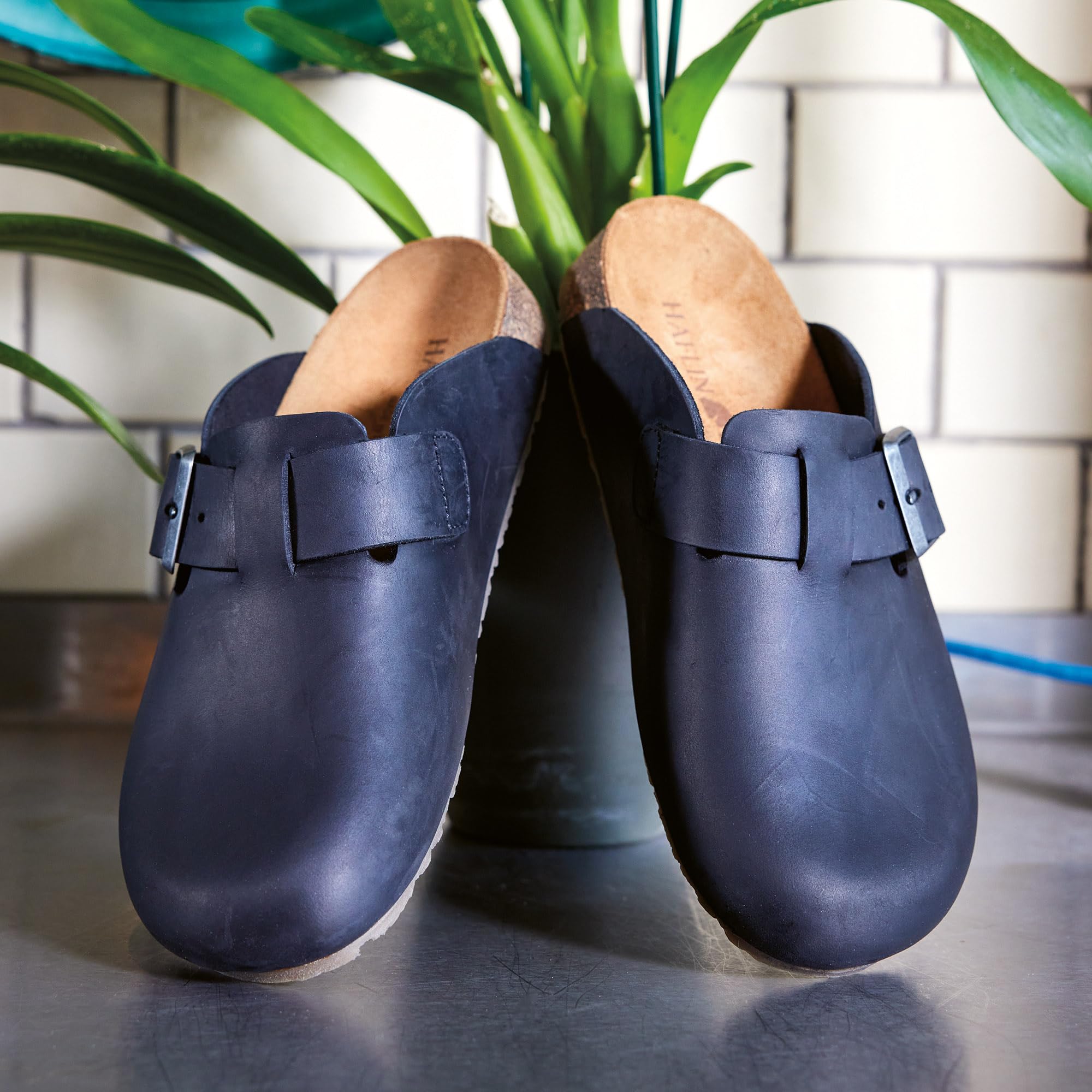 HAFLINGER Porto Eleganter Clog aus Leder Gummisohle und Kork Latex Fußbett Hausschuh Unisex