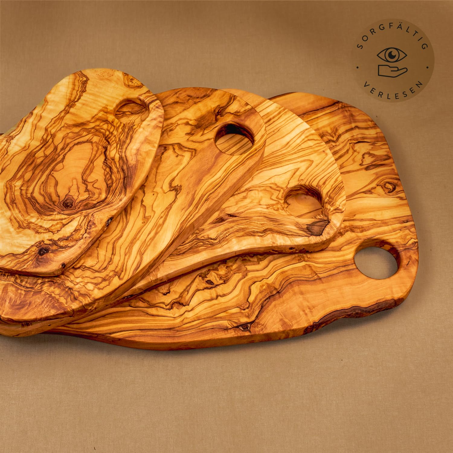 DAS OLIVENHOLZBRETT® Schneidebrett Olivenholz/Antipastibrett/Vesperbrett/Servierbrett/Chacaturieboard/Brotzeitbrett mit naturbelassenem Rand, / mit Loch zum Servieren 35cm