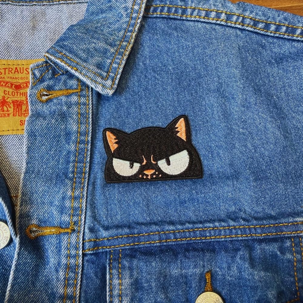 Parche de gato negro Sneaky – Parche de gato enojado de 2 pulgadas – Parche bordado de gato enojado para planchar para ropa