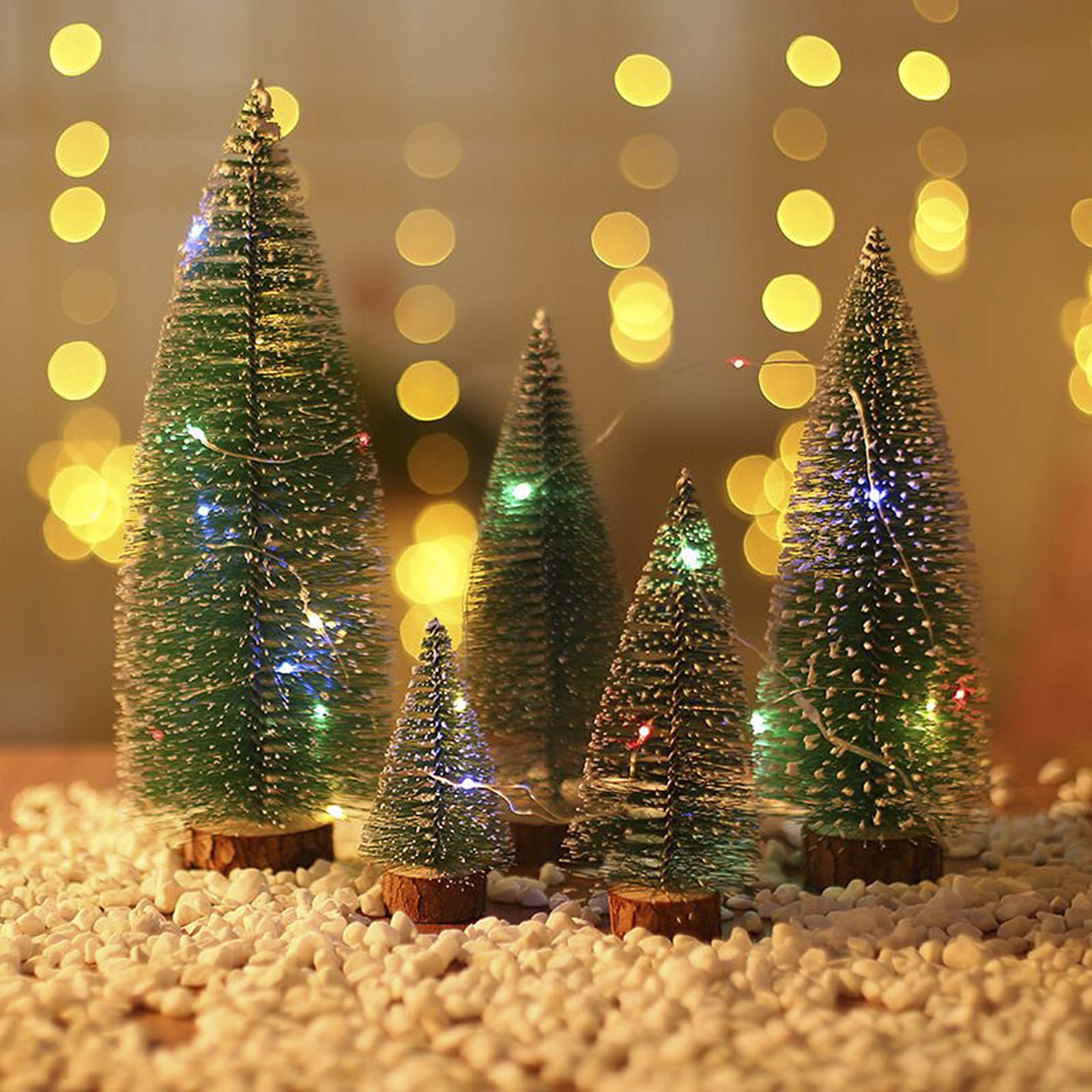 Lot de 2 mini sapins de Noël artificiels avec guirlande lumineuse LED - Décoration de table - Base en bois - Petit sapin pour la maison, le bureau, les vacances d'hiver