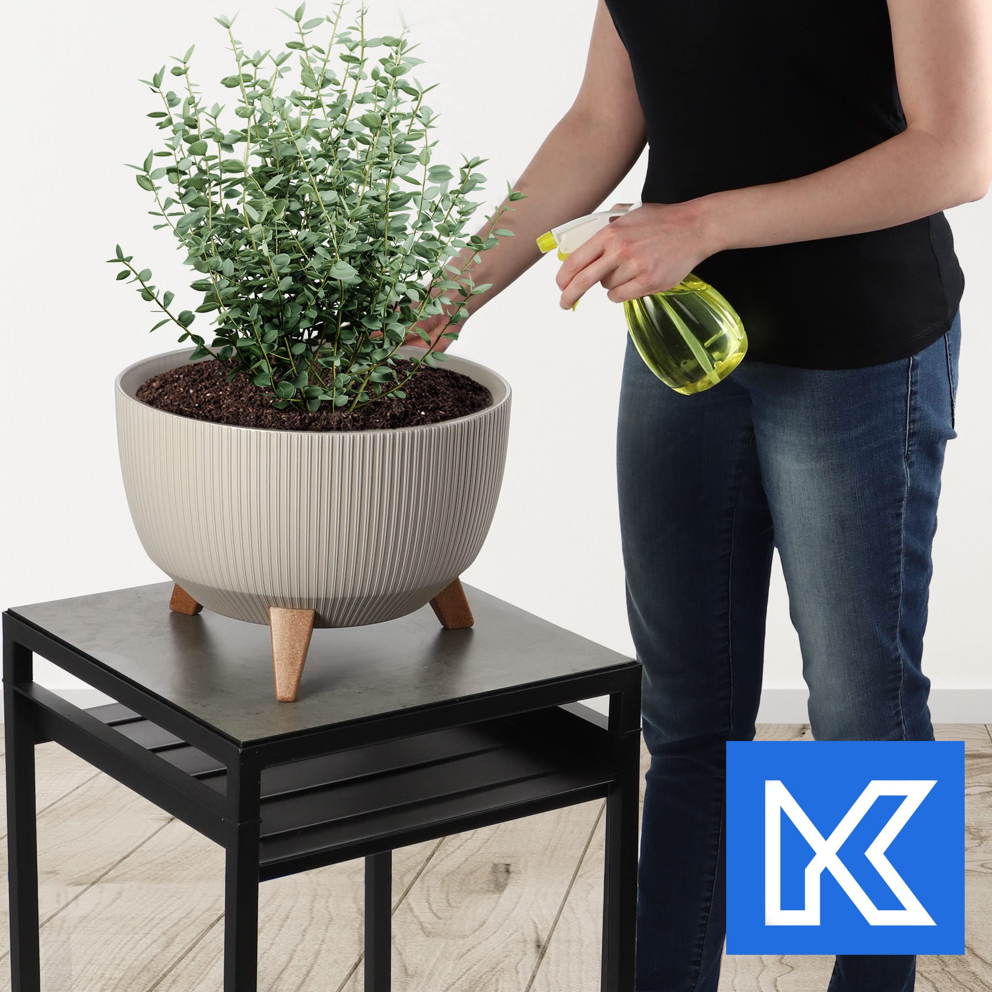 KADAX Blumentopf aus Kunststoff mit DREI Einsteckstützen, runde Blumenschale, Pflanzkübel, Blumenkübel, Pflanzschale für Balkon, Wohnzimmer (33 cm Ø/Taupe)