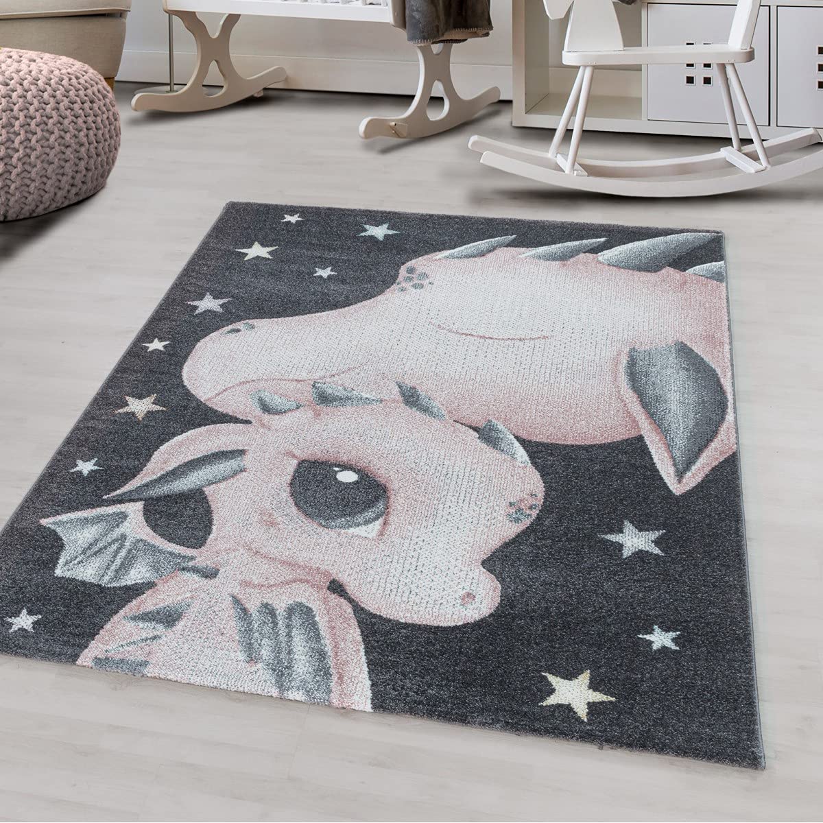 Tapis chambre enfant dragon rose pour un coin lecture douillet