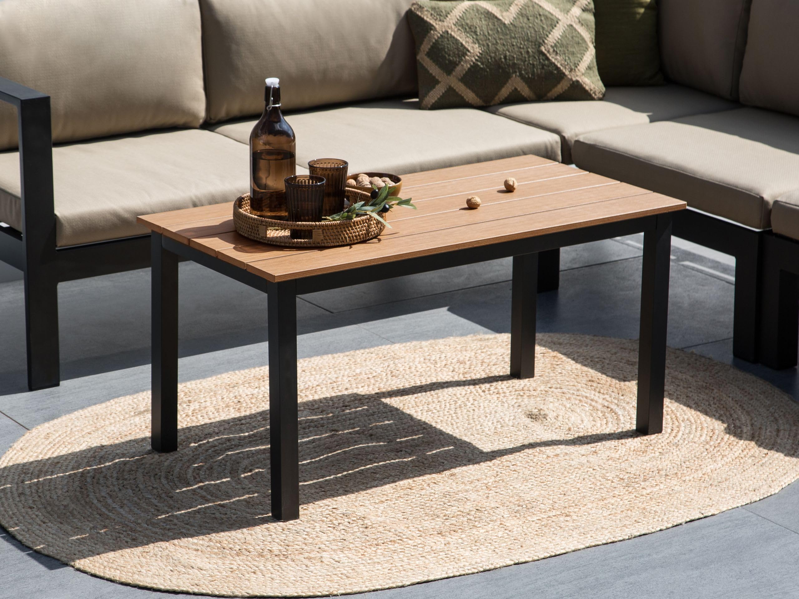 Beliani Mesa de Centro de jardín 96 x 52 cm Exterior Madera plástica Clara y Base Negra Messina
