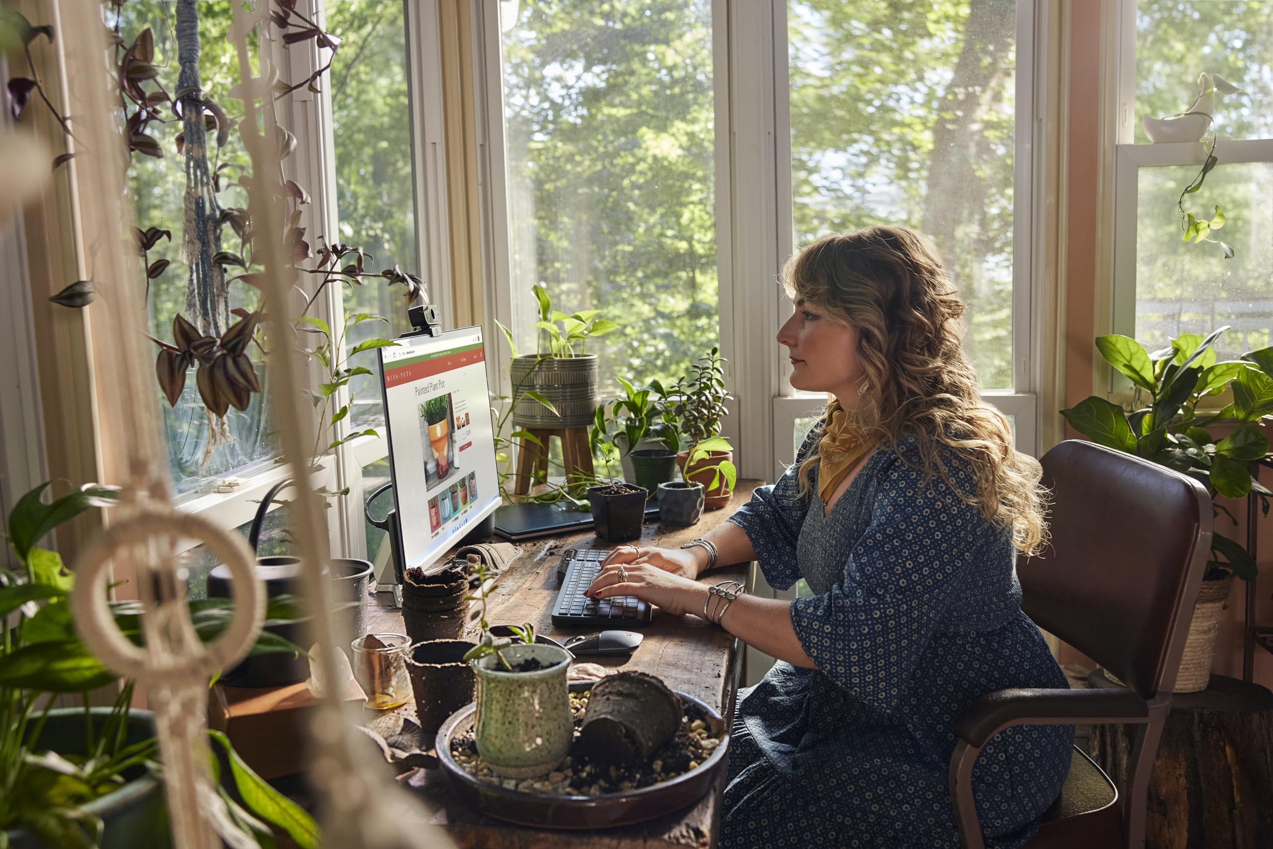 HP Series 5 23.8" FHD Height Adjust Monitor (524sh) | 100Hz Refresh Rate |1500:1 Contrast Ratio | 99 percent sRGB Spectrum | 300 Nits Brightness | HDMI, VGA Ports | Ergonomically Adjustable — view 10