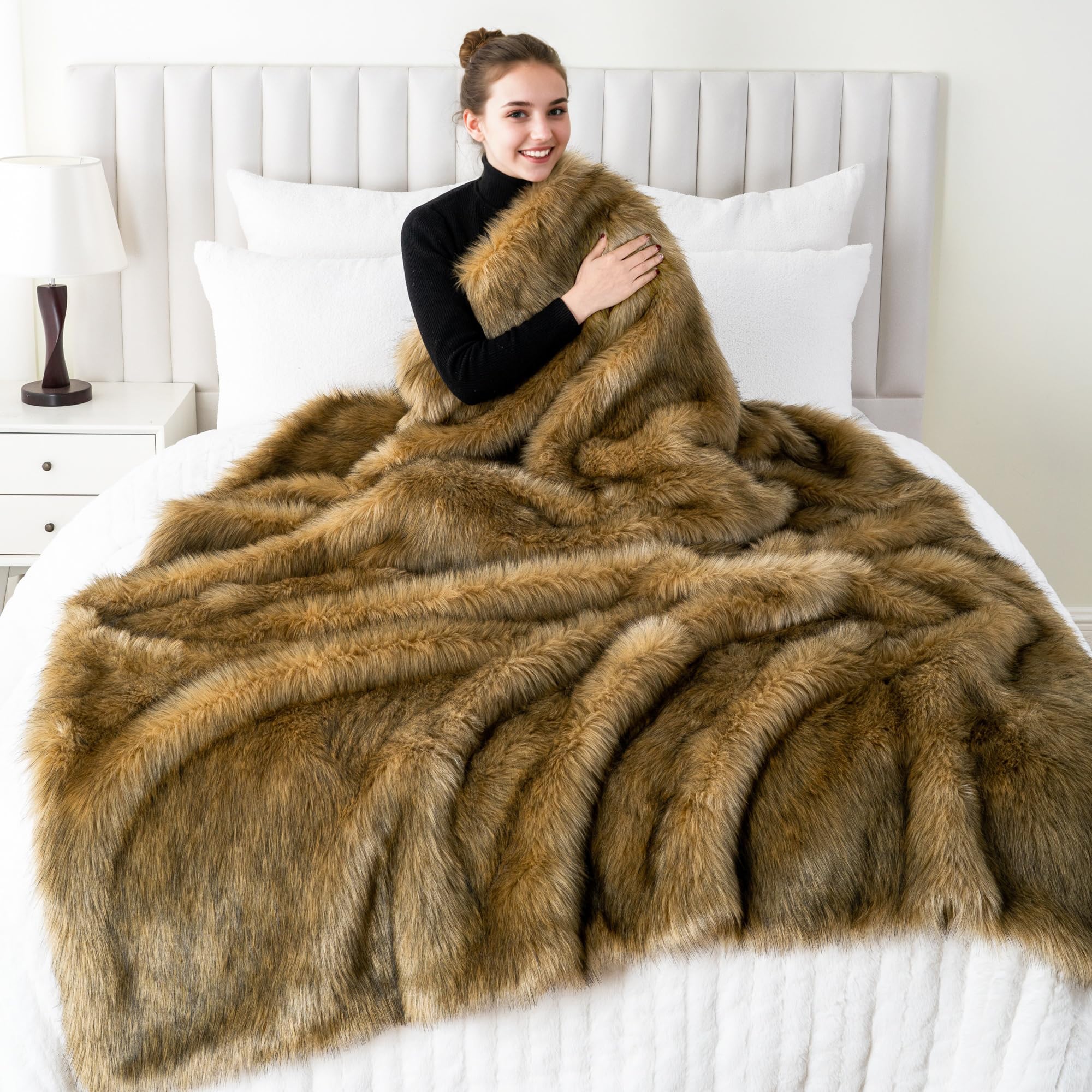 Battilo Kunstpelz-Decke Ocker 125x150 cm - Luxuriöse warme Kuscheldecke aus flauschigem Kunstfell für Bett, Sofa & Couch | Weiche Heimtextilie für Wohnzimmer & Schlafzimmer | Decke Winter & Herbst