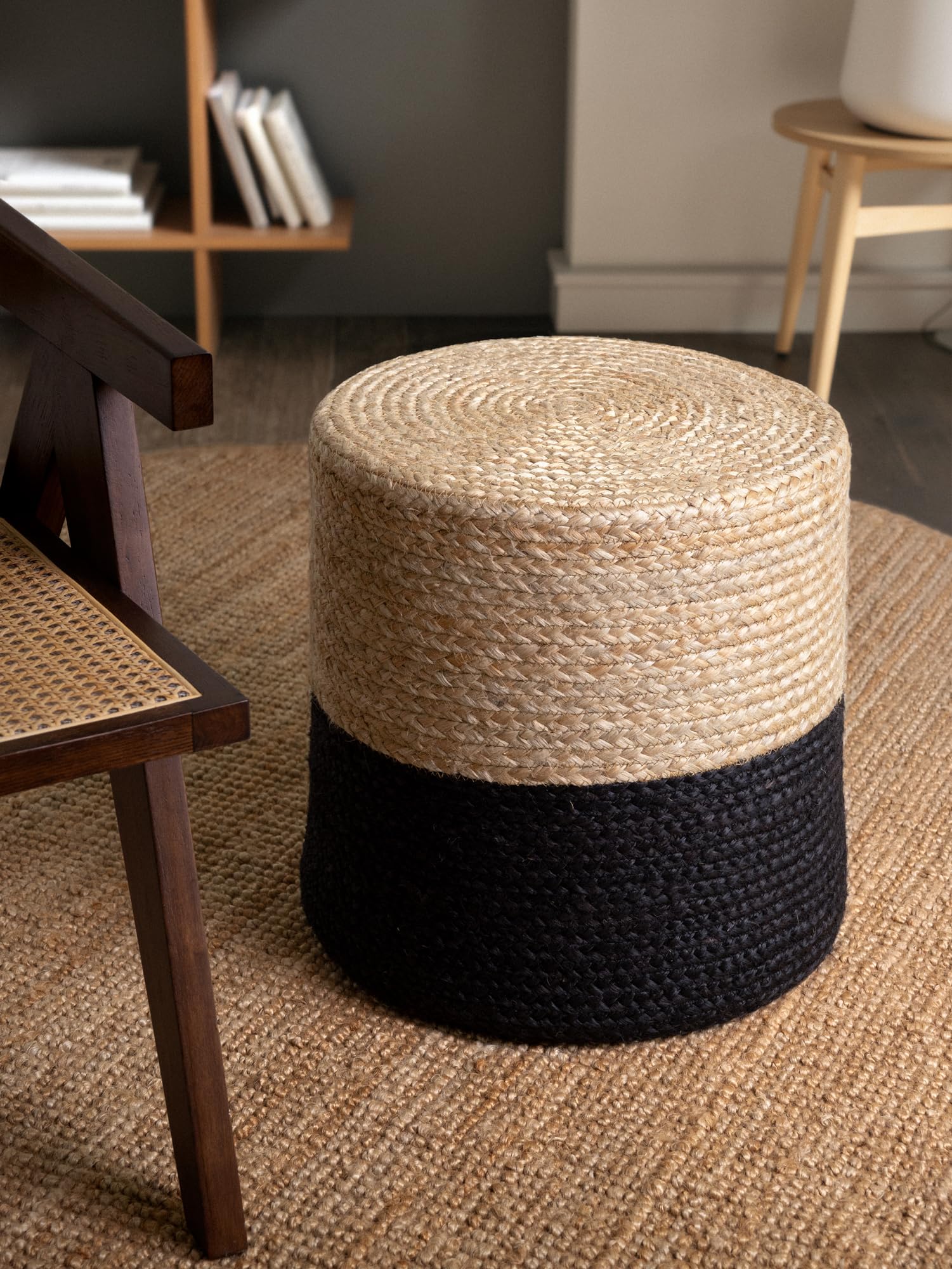 Hanse Home Jutta Pouf in iuta naturale, forma cilindrica in stile bohémien, sgabello, pouf, pouf per soggiorno, sala da pranzo, corridoio - oro naturale, nero, 40 x 40 x 40 cm