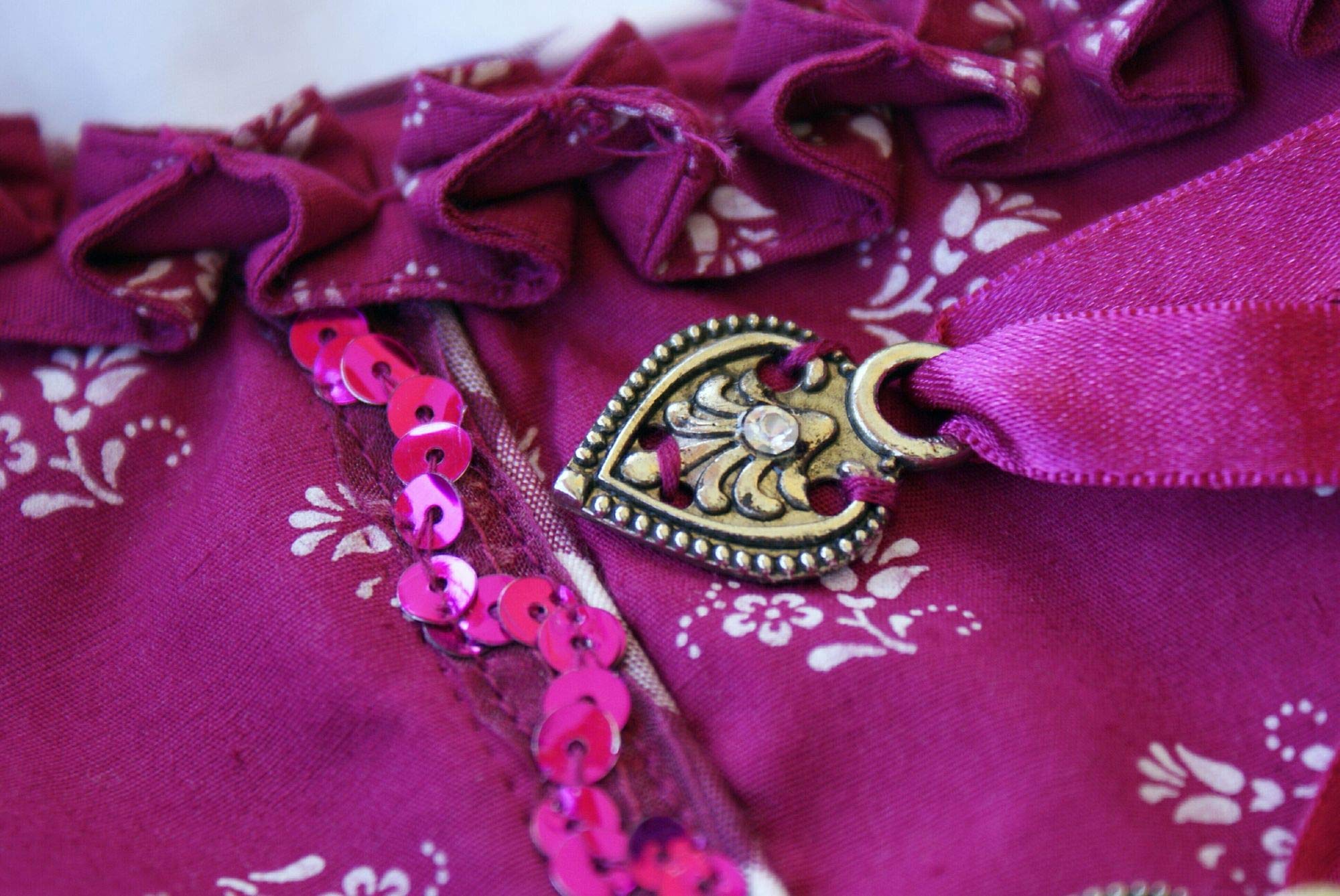 Hammerschmid Dirndl Kleid Trachtenkleid Balkonett Dirndlkleid Baumwolle Spitzen Brust-Schnürung Baumwolldirndl pink Fuchsia waschbar Streublumen mit Karo-Schürze pflegeleicht