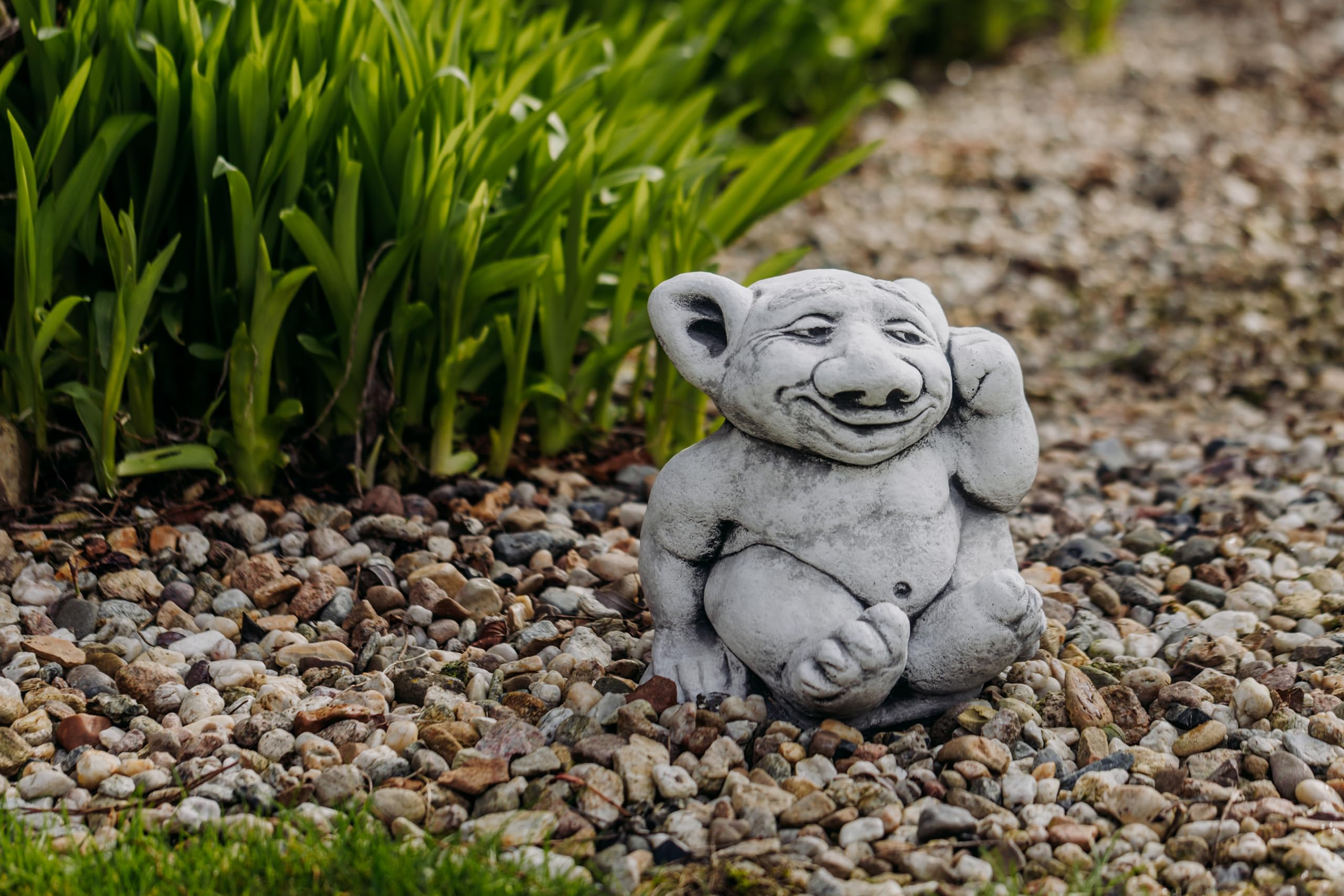 gartendekoparadies.de Massive Steinfigur XXL Troll Modell Finger im Ohr Gnom Wichtel Kobold, Höhe 26 cm, Grau, 14 kg, Figur aus Steinguss frostsicher für den Außenbereich