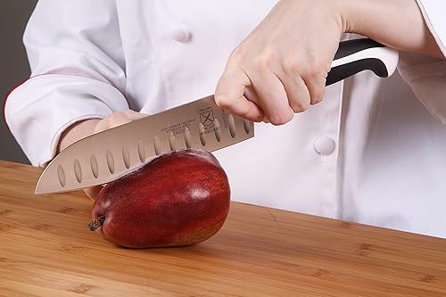 Vista 47 de Mercer Culinary Millennia Colors - Cuchillo Santoku, borde Granton de 7 pulgadas, color rojo