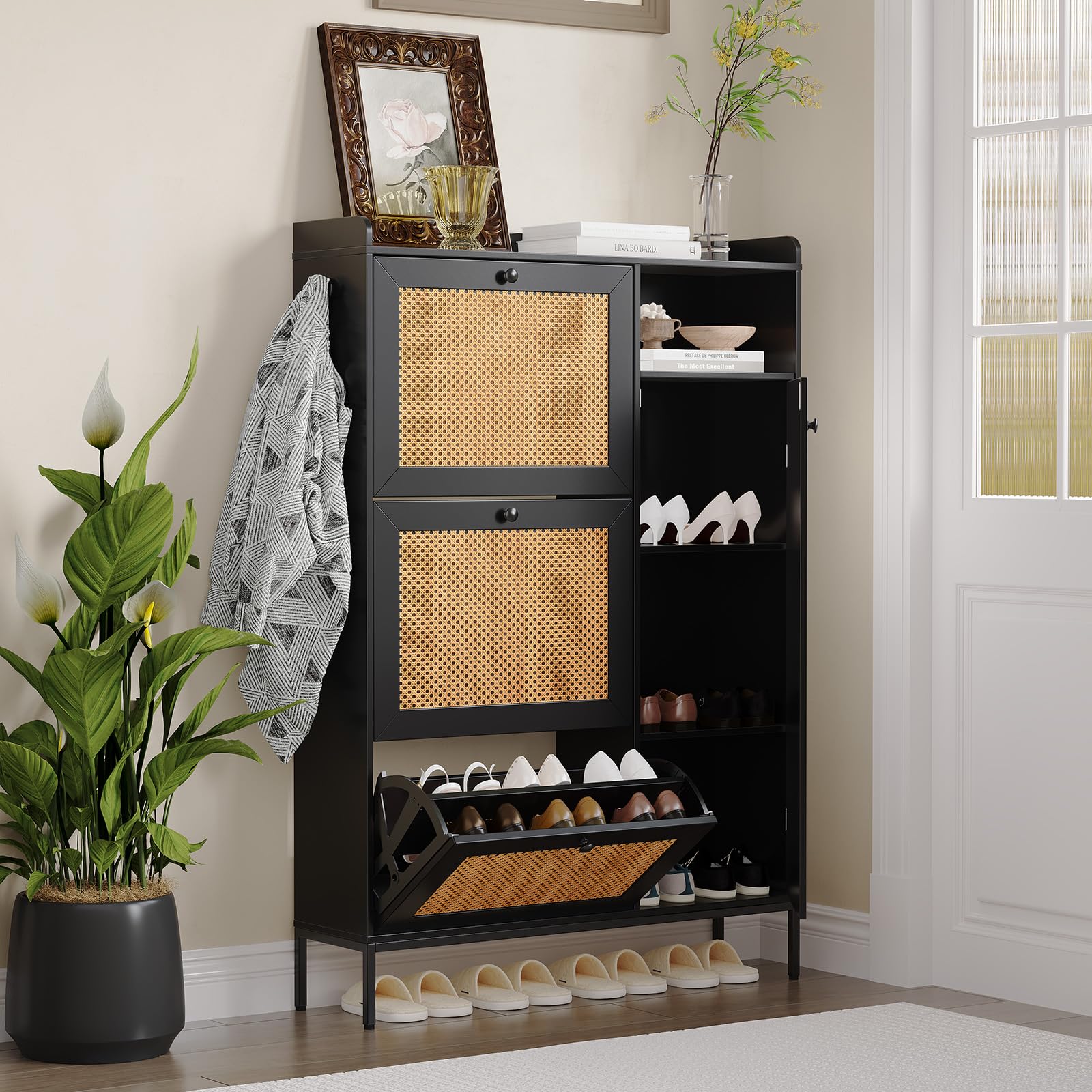 Mueble Zapatero de Ratán de 3 Niveles con Puerta Basculante, 3 Cajones Abatibles, Estantes Ajustables y Compartimentos Abiertos, Zapatero Entrada Recibidor Estrecho con Una Valla en la Parte Superior