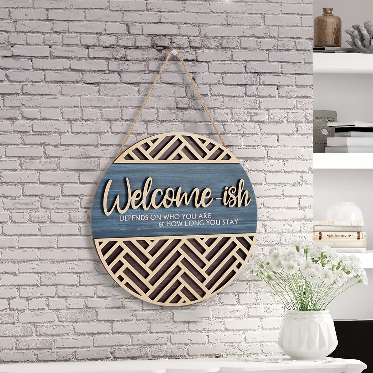 IARTTOP Wisząca tabliczka 3D do dekoracji ścian drzwi wejściowych, zabawny drewniany wieszak powitalny (30 cm x 30 cm), rustykalna minimalistyczna sztuka ścienna z drewna na zewnątrz, do wiejskiego ganku lub wejścia do domu