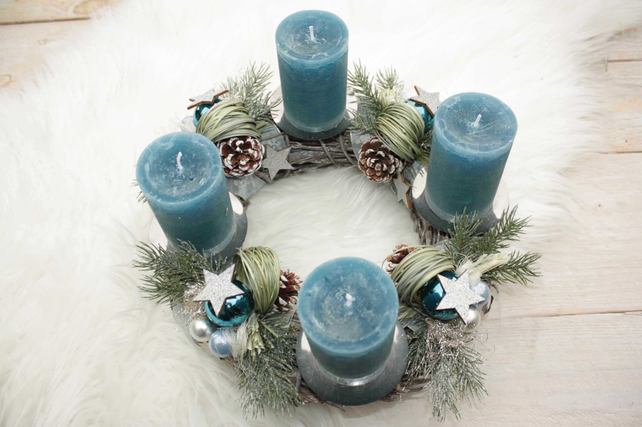 Adventskranz D30cm, Azurblau Silber | Durchgewachst